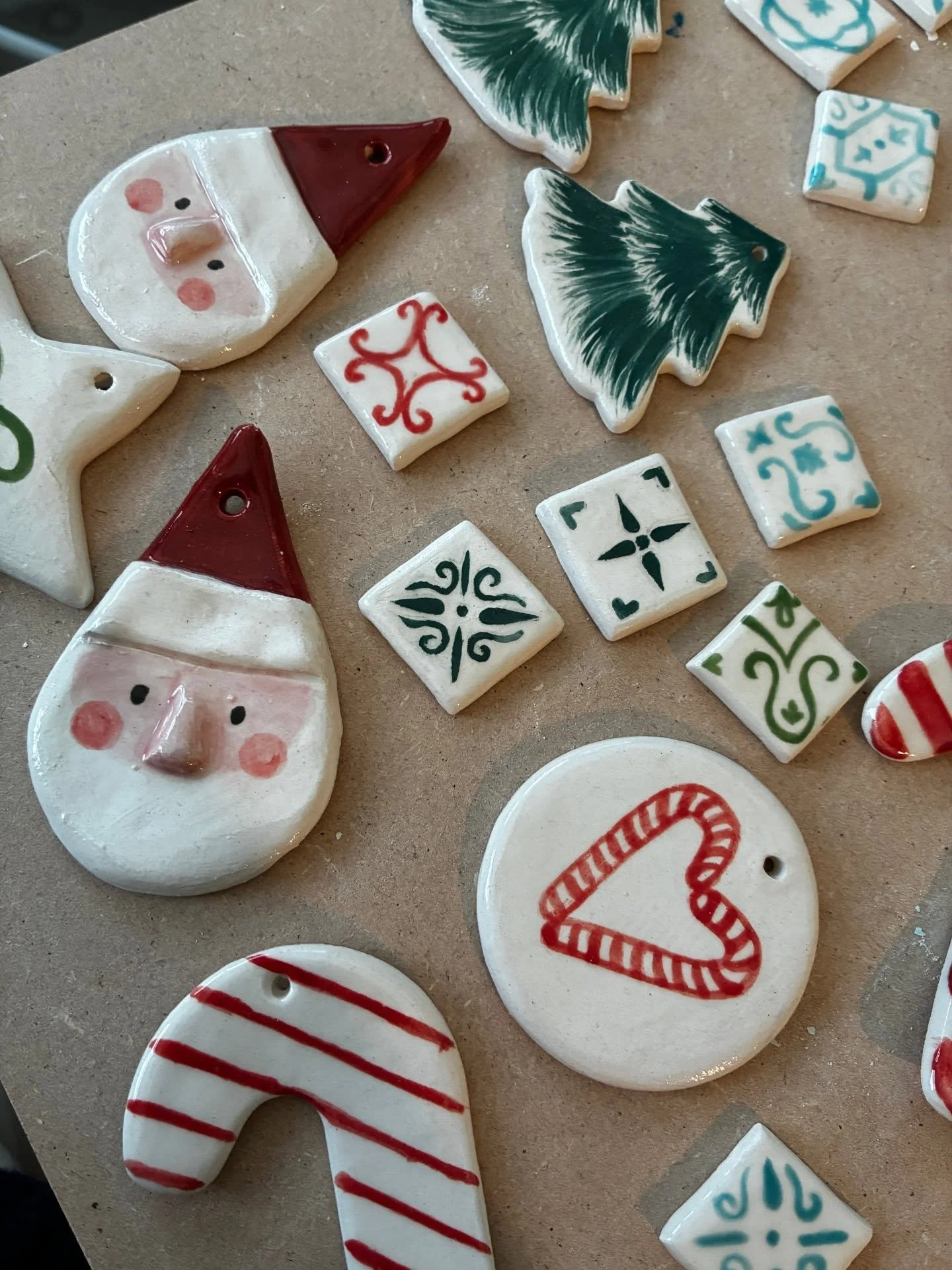 Festive pottery 🌟

I've had so much fun making these ceramic decorations for @the_warminster_independent_ on Saturday. All hand painted ready for your Christmas tree! 🎄 

#LocalArtist #Christmas #Ceramics #Pottery #SupportIndependent