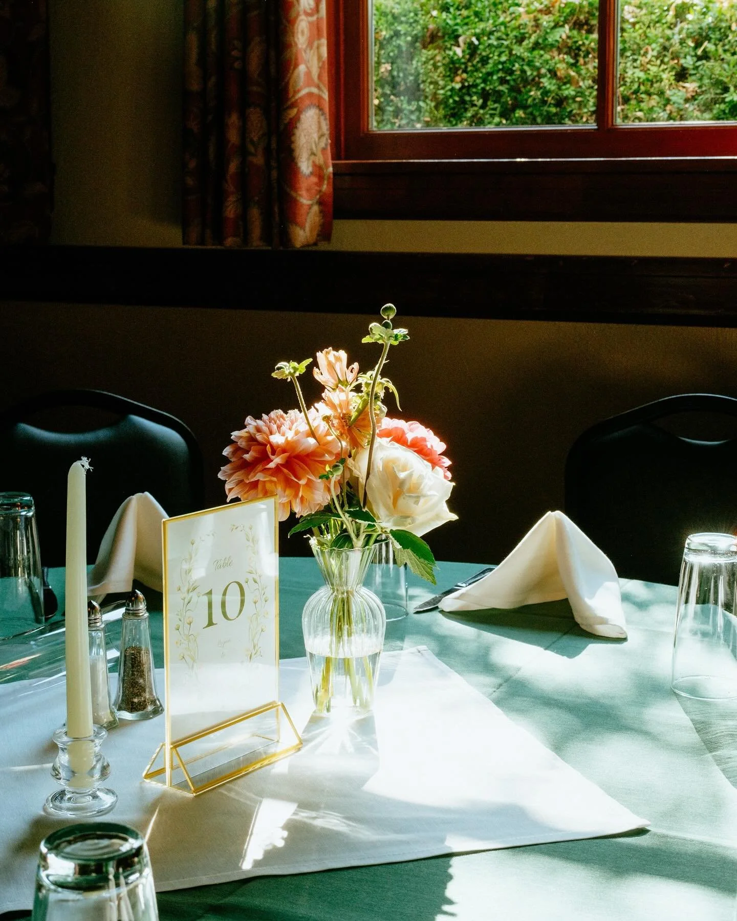 💍It&rsquo;s all in the details💍
From the blooms to the personalized touches Shelley &amp; Logan dreamed up, every corner of McMenamins Edgefield was filled with love and intention. I had the joy of setting out their decor, making sure their vision 