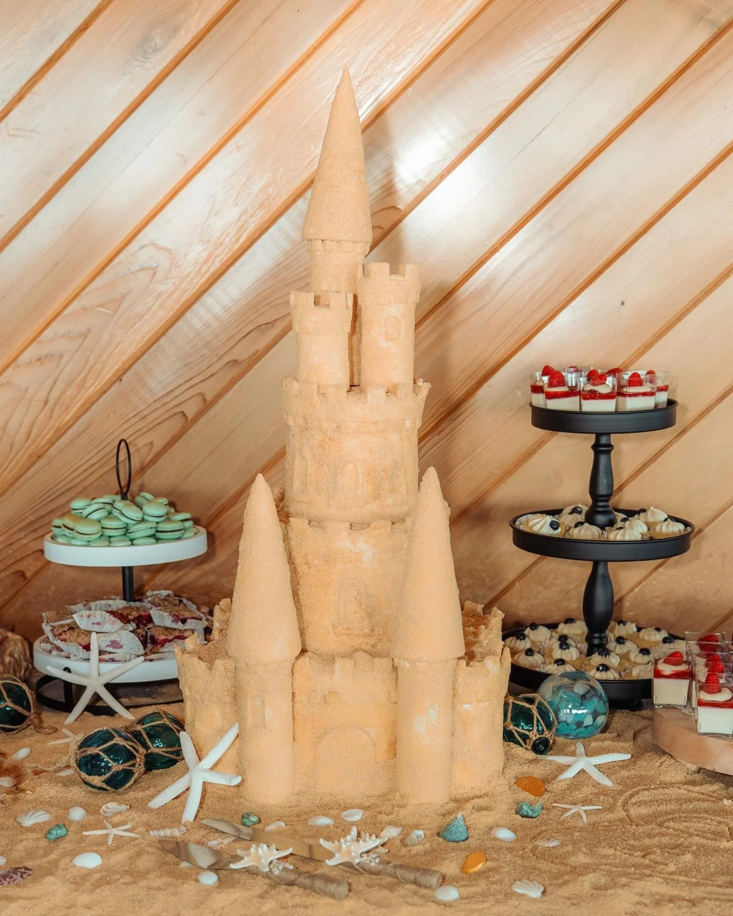 From first dance to cake cutting, every moment of this nautical wedding was picture-perfect ⚓✨. Loved seeing the sandcastle cake steal the show and joy fill the room during the reception. Moments like these make all the planning worth it!
&bull;
Venu
