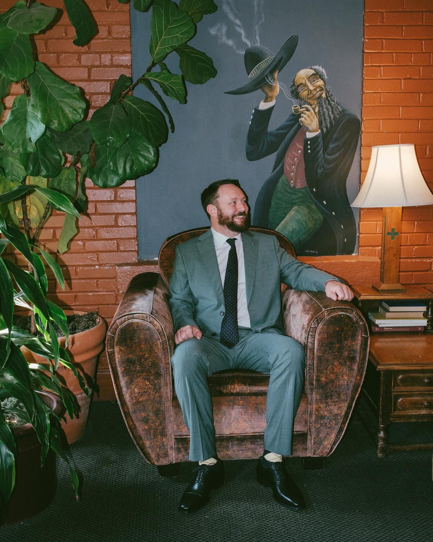 𝑮𝒆𝒕𝒕𝒊𝒏𝒈 𝒓𝒆𝒂𝒅𝒚&hellip;.
&bull;
Photographer: @mariahmilan 
Venue: @edgefieldmcmenamins 
Florals: @lvfloral.design