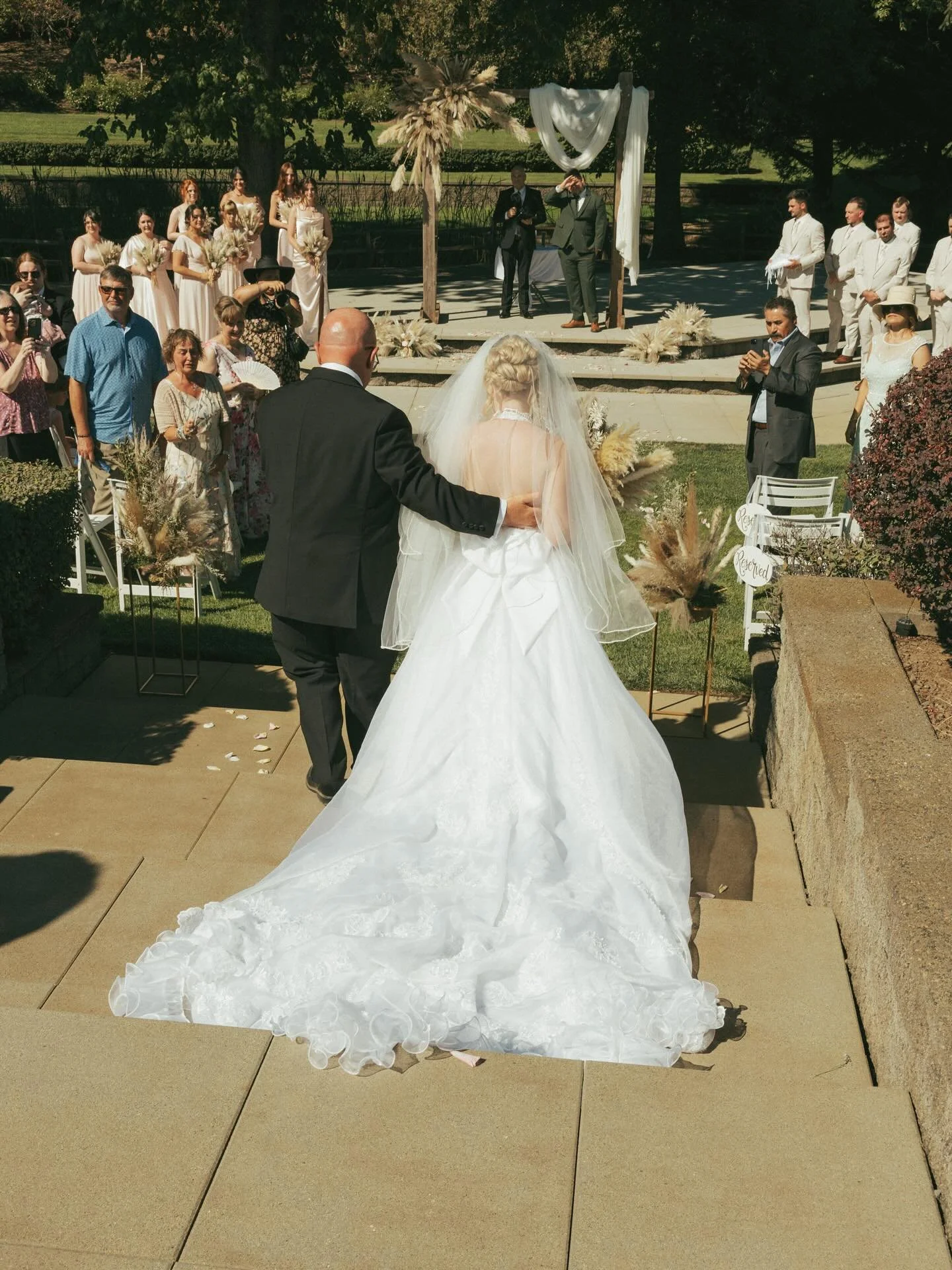 I get asked all the time: &ldquo;Should we do a first look?&rdquo;
The truth? There&rsquo;s no right or wrong answer.
Some couples love that quiet, emotional moment together before the ceremony. Others want that full aisle reveal with everyone watchi