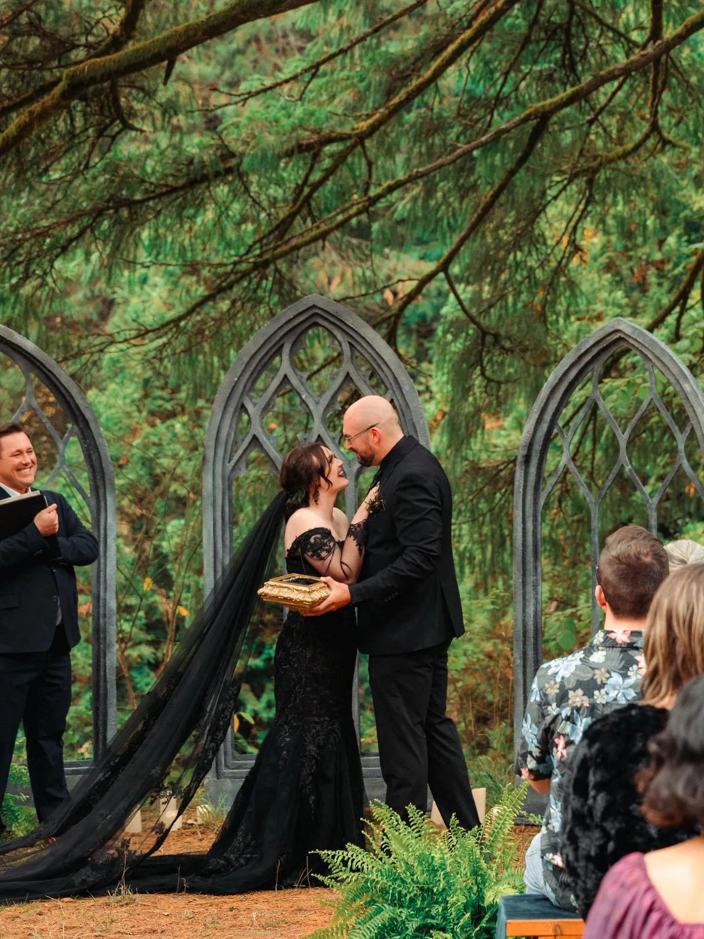 Words cannot express how stunning and elegant this wedding was 🖤🖤🖤
&bull;
Photographer @asherrainwedding @asherrainphotography 
Ceremony @hoytarboretum 
Reception @sentinelhotel