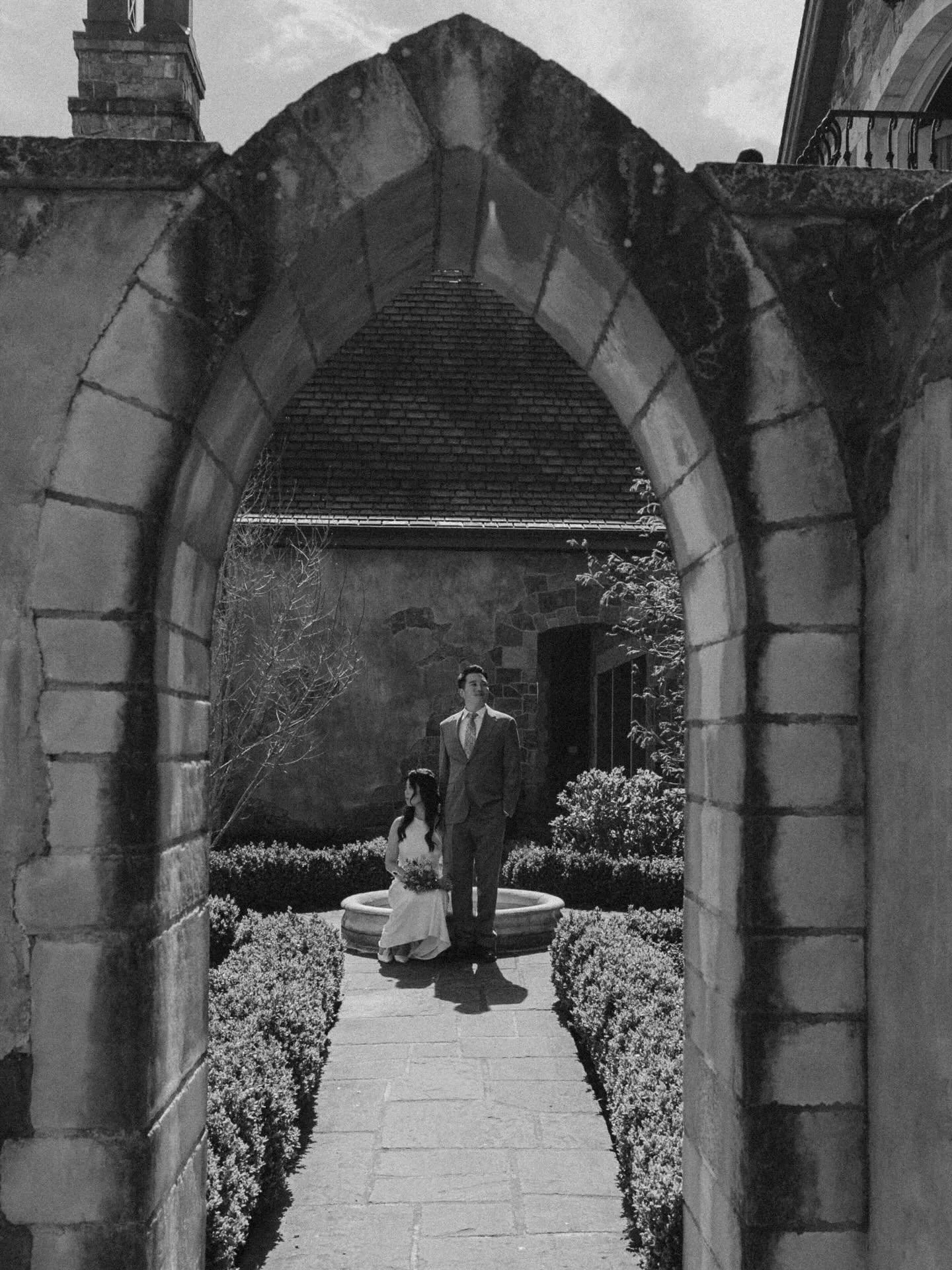 This absolutely STUNNING couple 💕💕💕
&bull;
Did you know that on top of wedding planning and day-of coordination, I offer drapery backdrops?! Now you do! 😍
&bull;
Photographer @mbcapturedmoment 
Event @viewfinderretreats 
Models @saraaahwj 
Venue 