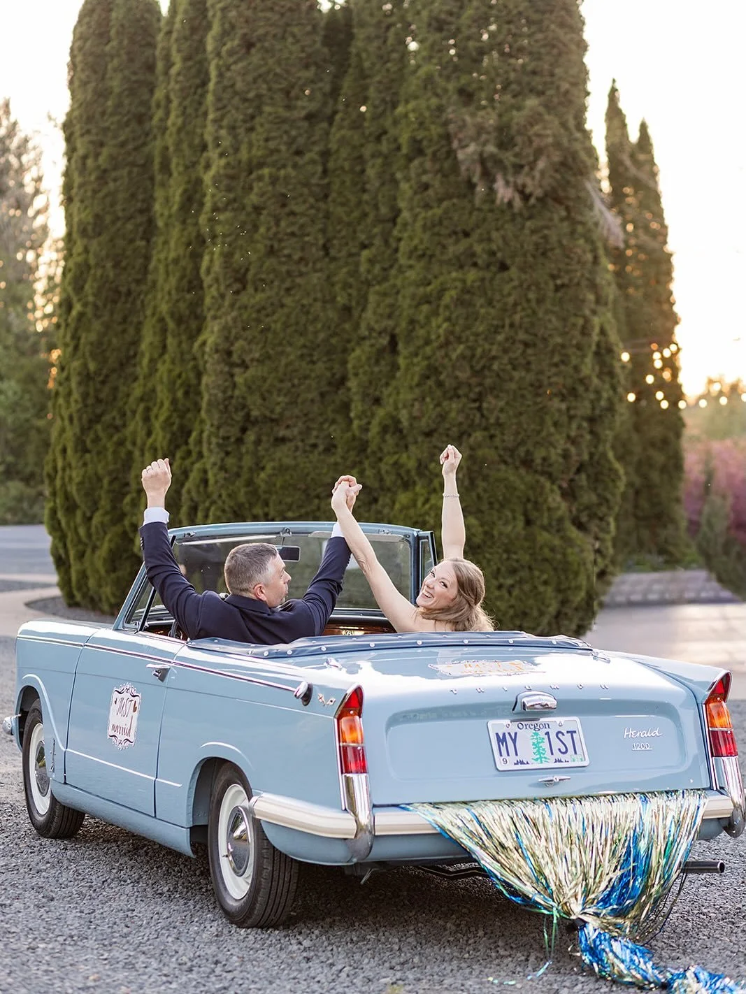 The beautiful couple 💙
&bull;
📸 @kateholtphotography 
@auroravineyards.events 
@s.a.s.eventplanning
@paradox_productions
@luxsucreweddings 
@cutsforths_market
@aceevent.rentals
@twinvinesfloral
@powderincbeauty
@portlandlimos