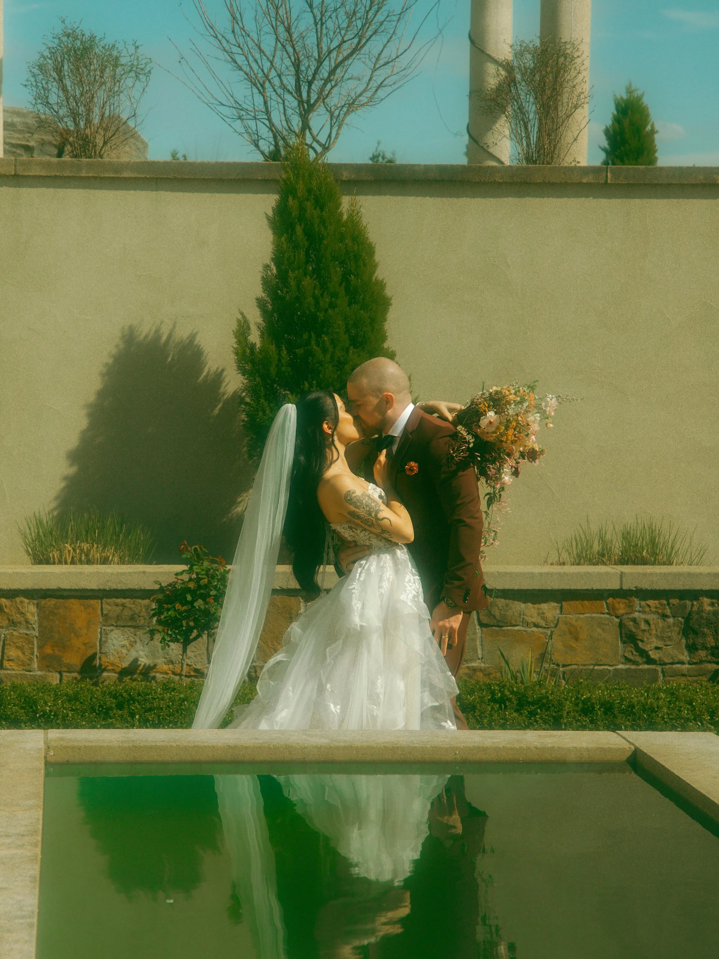 A literal fairytale ✨✨✨
&bull;
Photographer @shelbs.jpeg 
Event @viewfinderretreats 
Models @paigeandjon.model 
Venue @chateaudelis 
&bull;
Vendors
Cocktail bar @pacificpours_pnw 
Makeup @lizmakeupartist_ 
Hair @heavenlybeauty_byhayley 
Drapery @s.a.