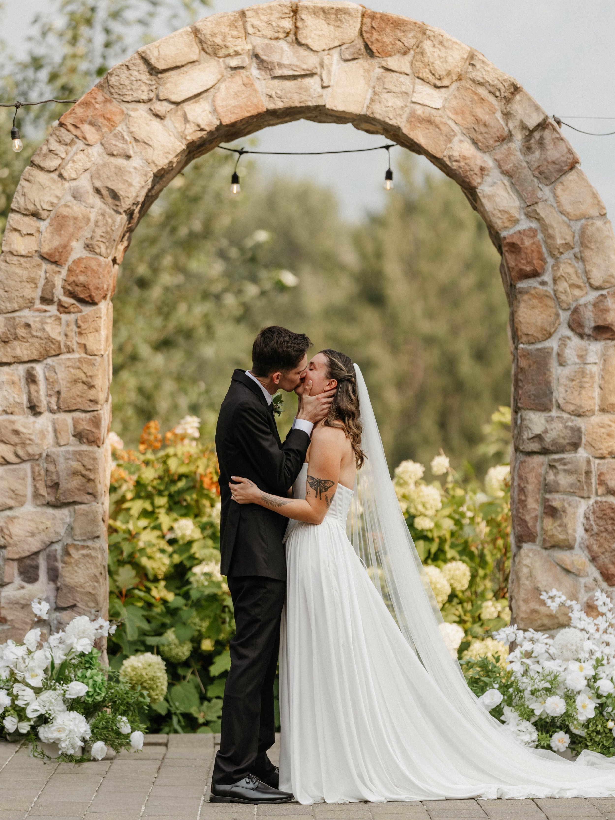 ✨A+N✨
This gorgeous wedding was so full of love and happy tears. What an honor it was to be part of their day 💕
&bull;
Vendor Dream Team
Photographer @ivorycreek 
Venue @capehornestate 
Coordination @s.a.s.eventplanning 
DJ @ukuleleweddings 
Bartend