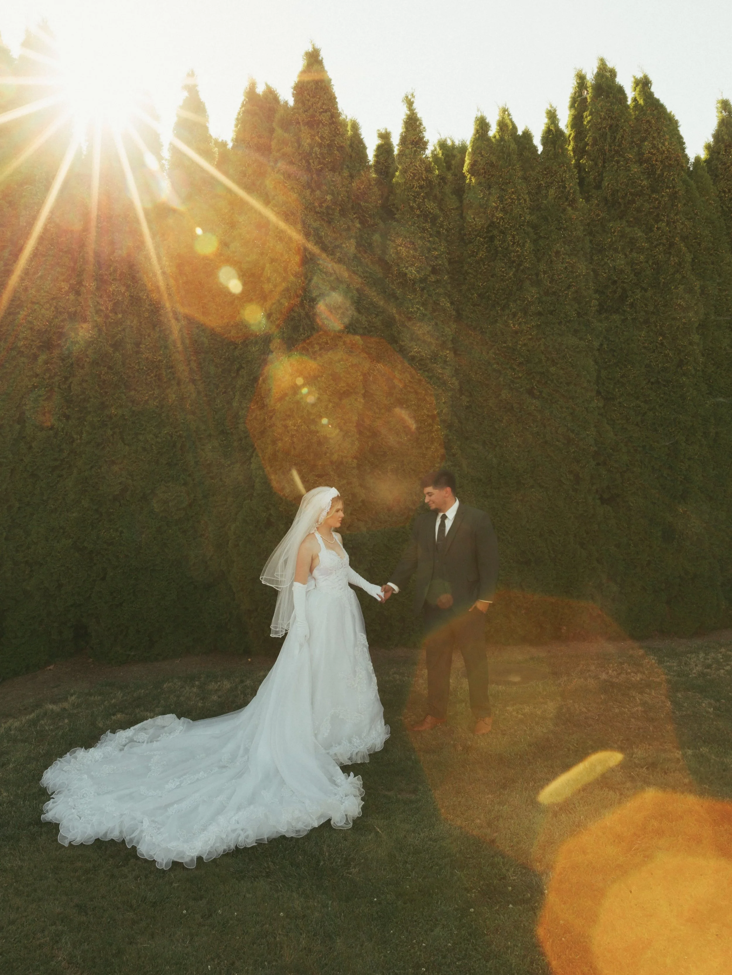 ✨the portraits✨
always, ALWAYS, do the sunset photos.
Many times, the couple is tired. They are done with photos by the time golden hour rolls around. But I promise you, they are worth it 💕
-
Vendor Team
Photography @amybookerphotography 
Venue @aur