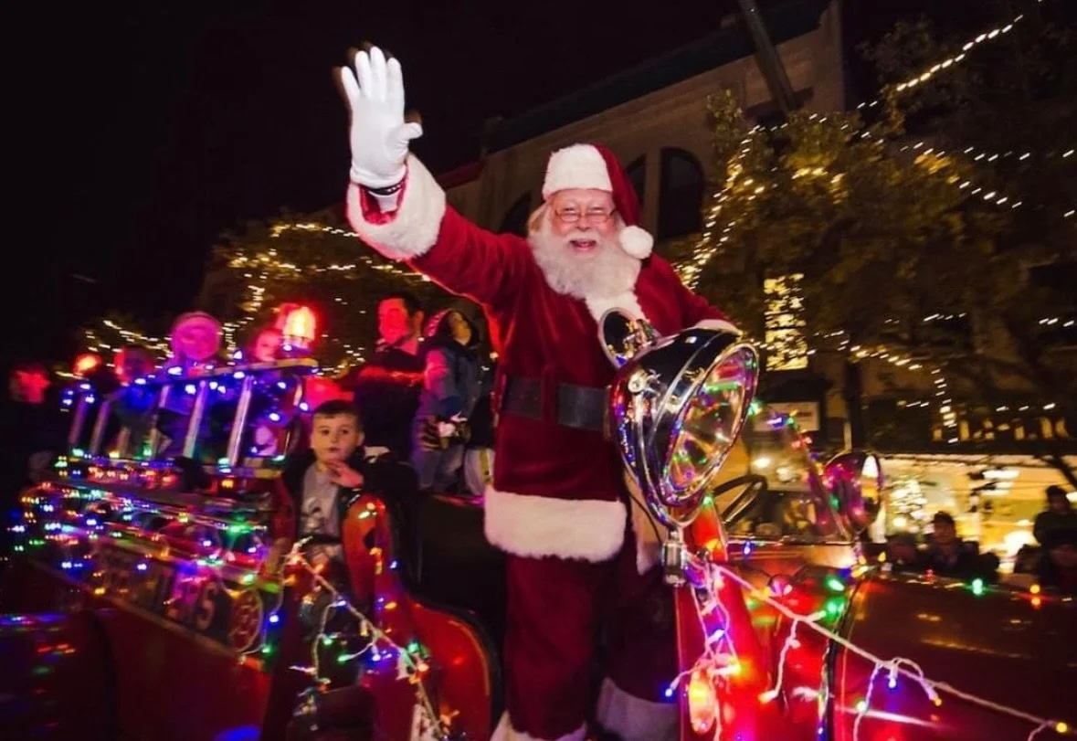 🎄LIGHT PARADE NIGHT AT THE LITTLE FLEET &mdash; OPEN TO ALL 🎅🏻🤶🏻🎄

Here&rsquo;s what&rsquo;s happening:

&bull; The lot and Wellington Street are wide open for parade watching
&bull; Cocoa Cabana (The Big Squeeze) is pouring hot cocoa for kids 