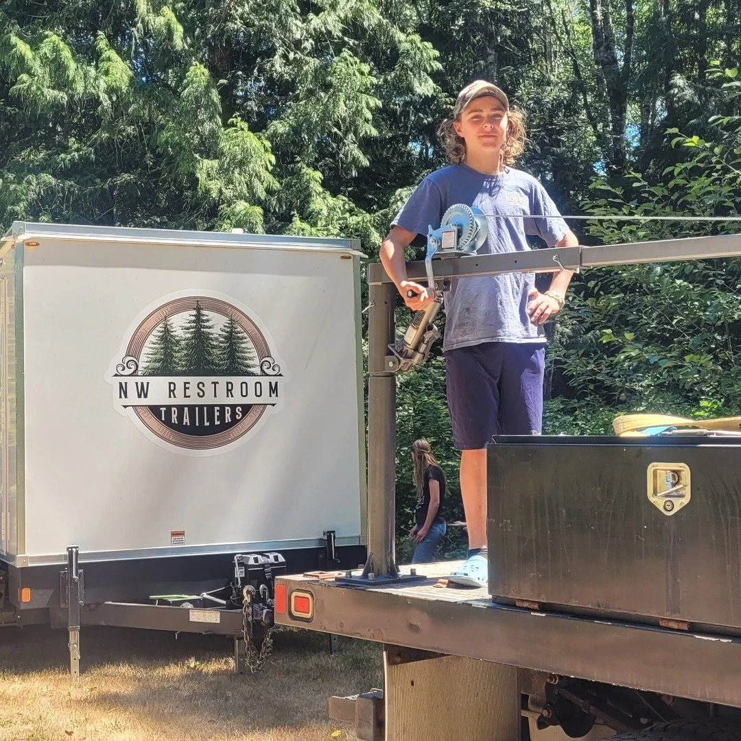 When your crew is family&hellip; it shows. 😍
This wedding venue: Nisqually Winds Mountain House? Breathtaking. And the owner, Deb: just the sweetest. 
Guests were dry camping in the back 40&mdash;
We rolled in with water + power and made it easy. 💪