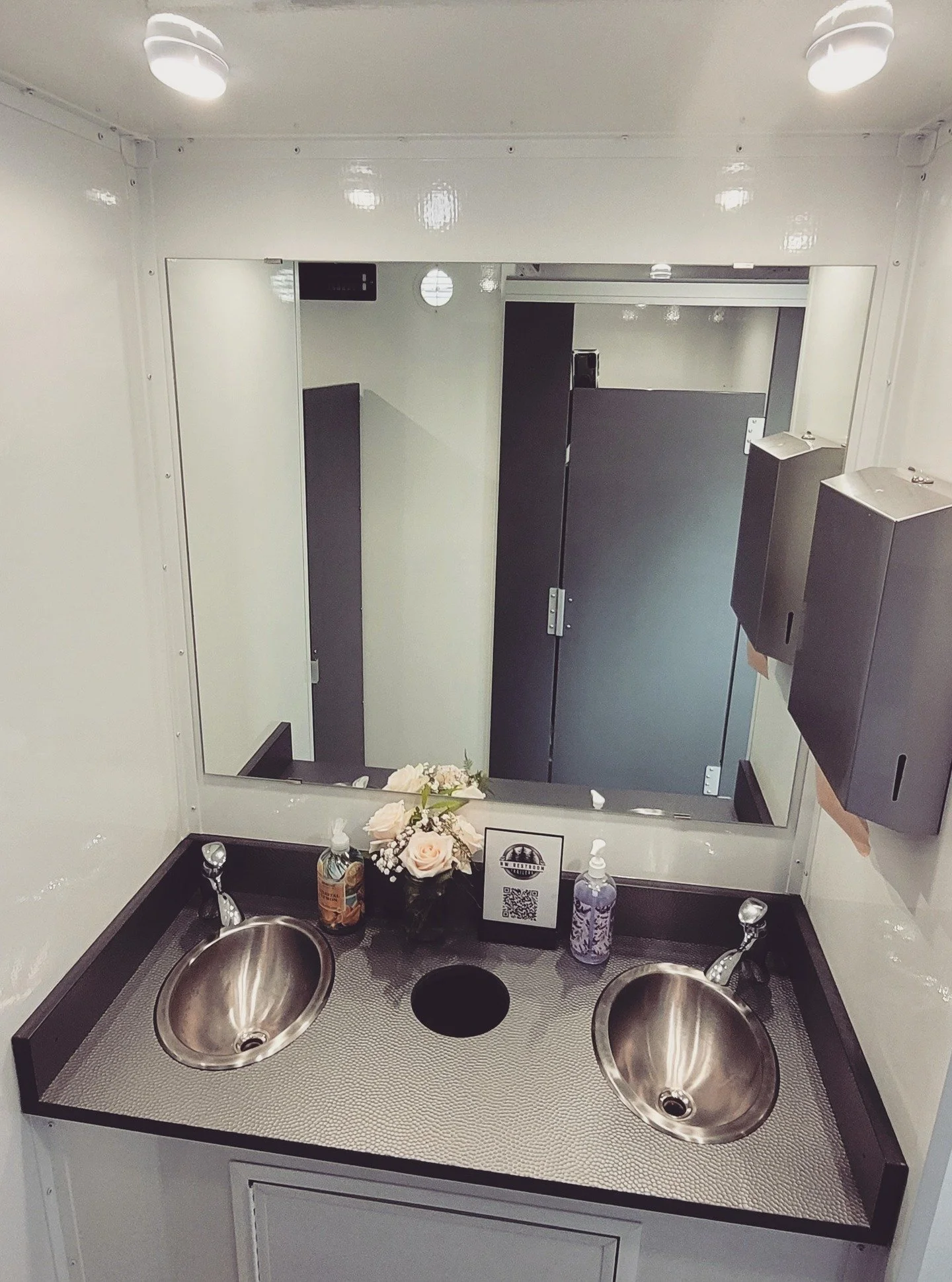 ✔️ Large mirrors and good lighting
✔️ Stalls with secure locks
✔️ Fully climate-controlled
Feels just like your own bathroom at home? That&rsquo;s the goal! 😁✨
#CleanAndComfy #LuxuryRestrooms #EventComfort
#SparklingClean #HomeLikeBathrooms #Comfort