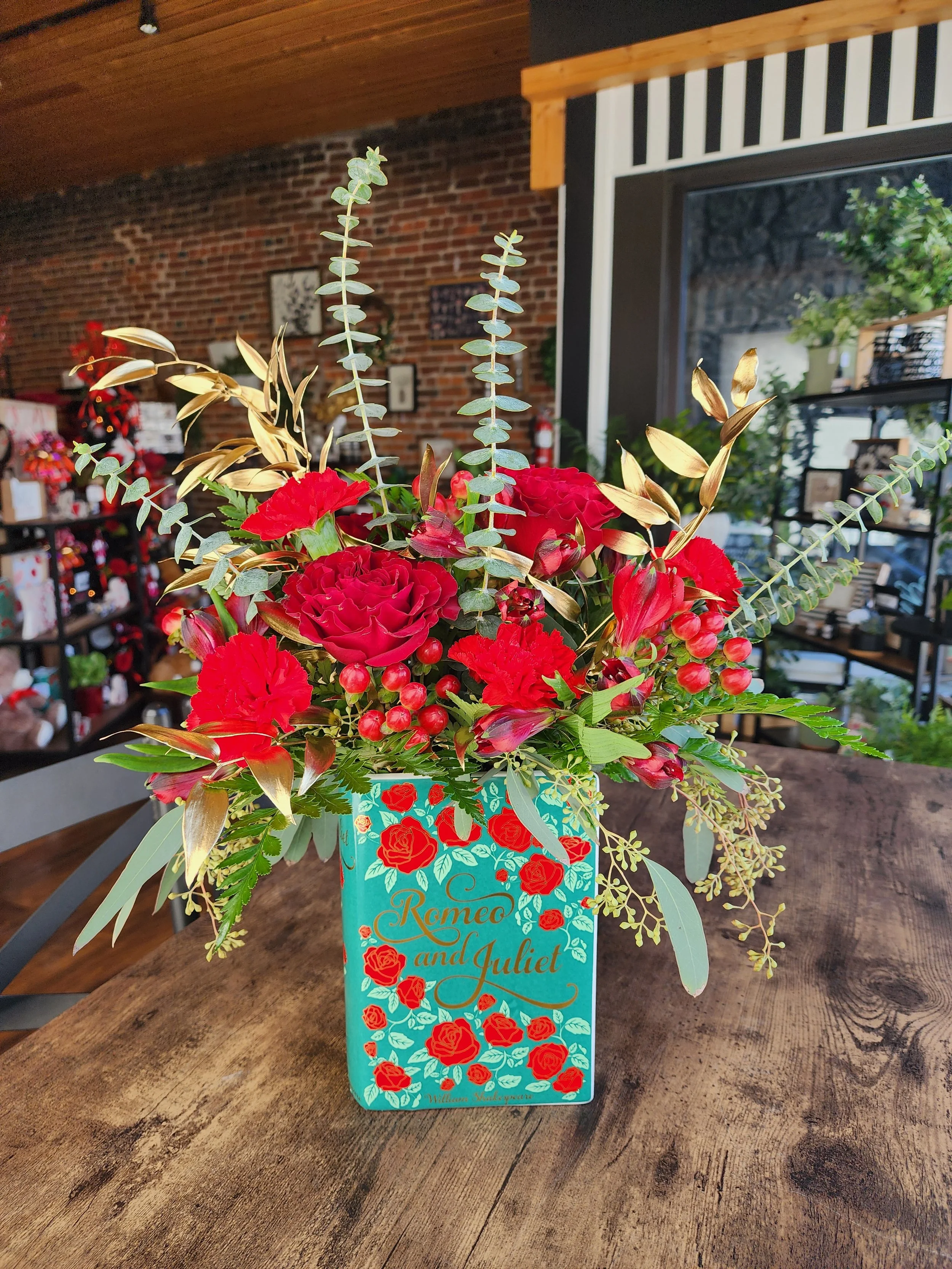 "Romeo & Juliet" Romantic Book Vase