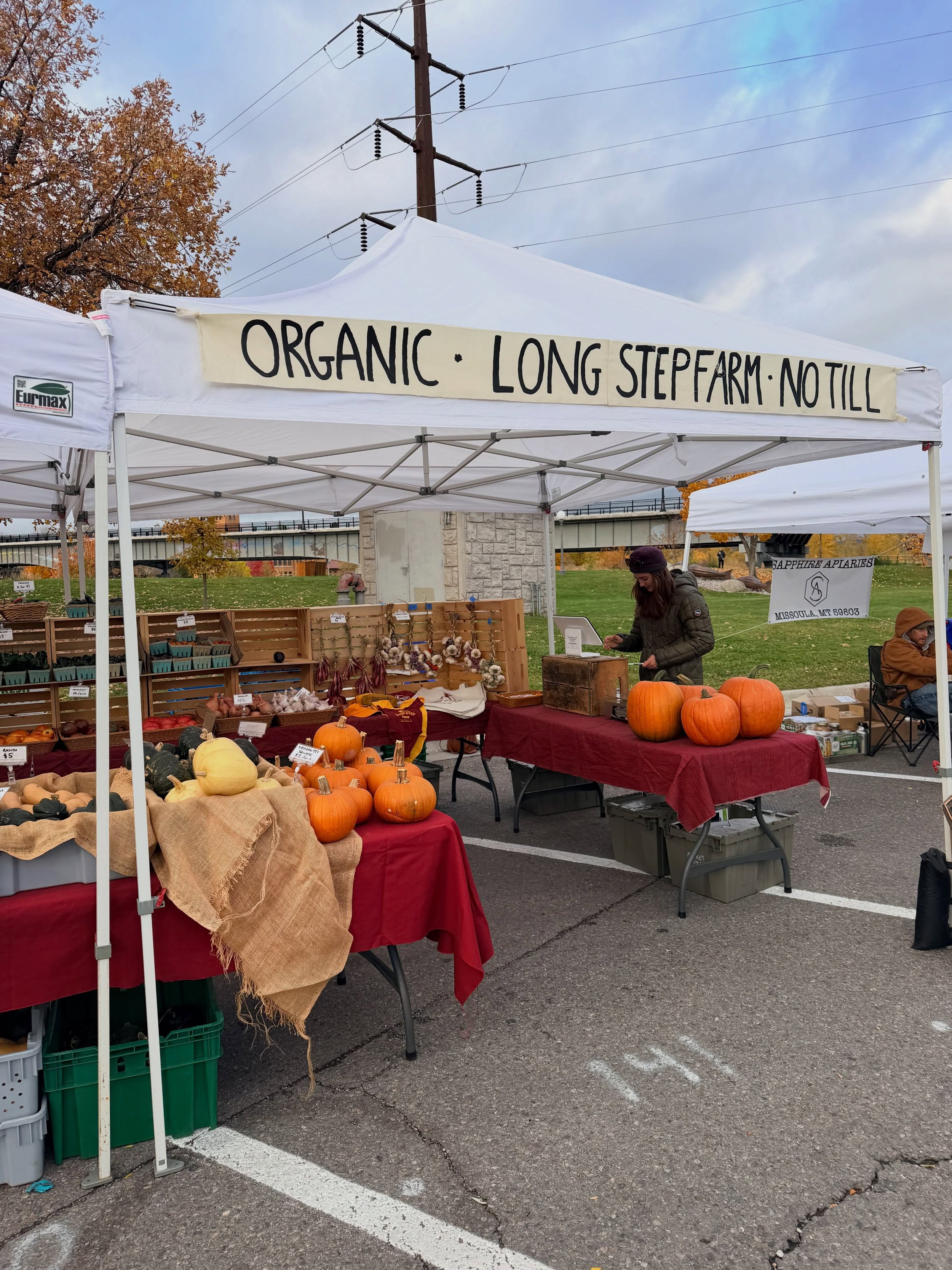It&rsquo;s a gorgeous October morning and @maddyzuellig_ and @hoarse.girlll are all set up @clarkforkrivermarket with a stand stocked with fall harvest until 1pm today. Second to last outdoor market of the season! ✨✨✨