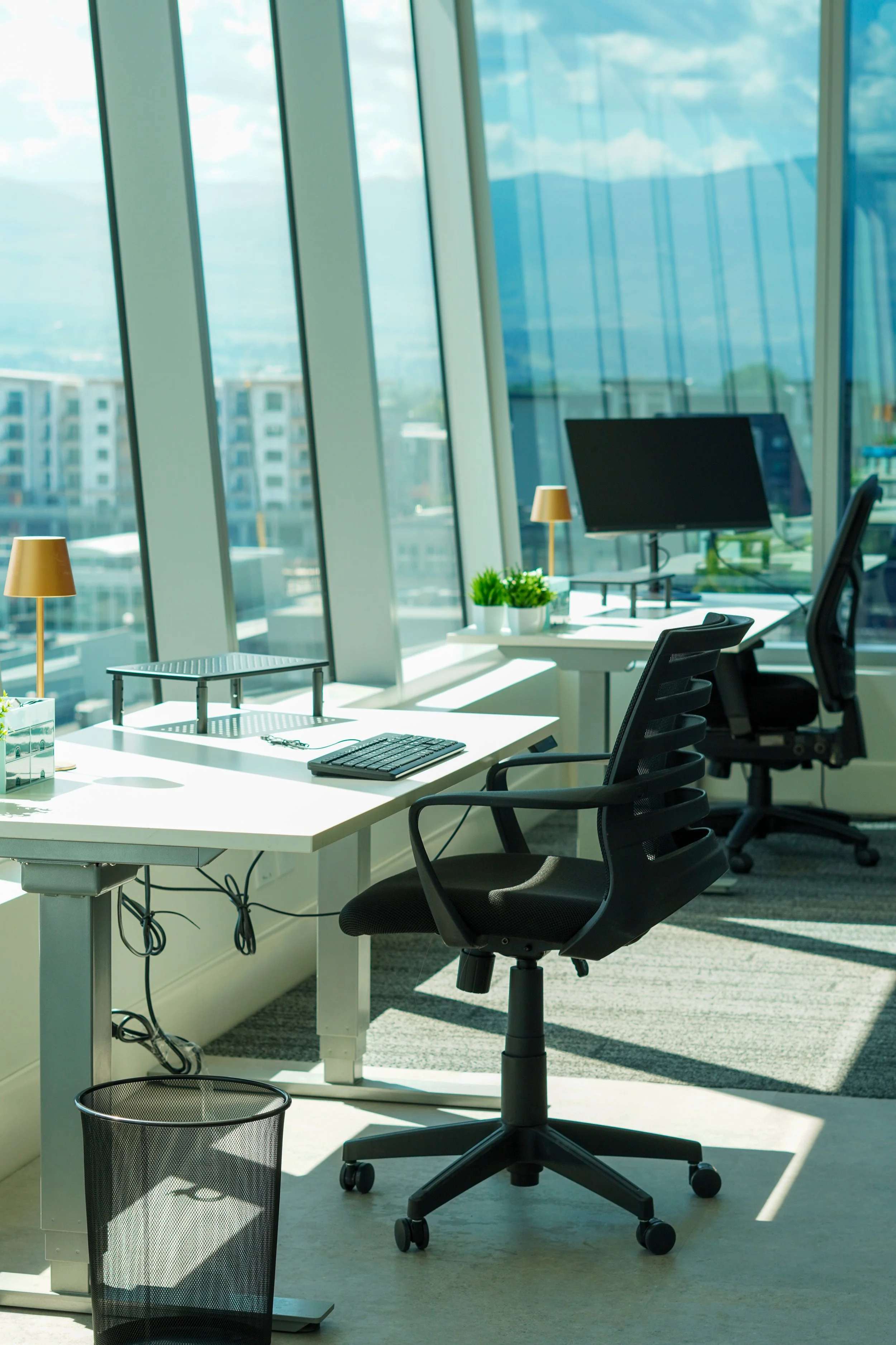 Desks at Pulse Leon, with the city and mountains beyond
