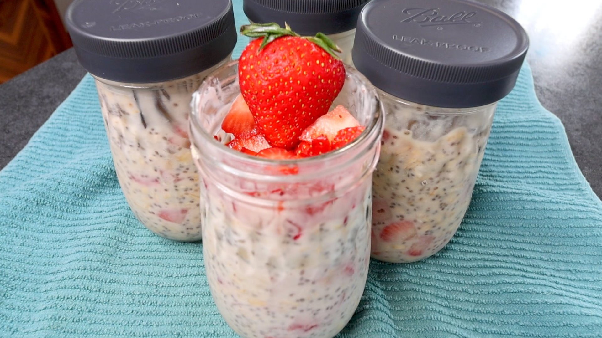 HIGH PROTEIN Strawberry Cheesecake Overnight Oats 🍓🥣🍰
