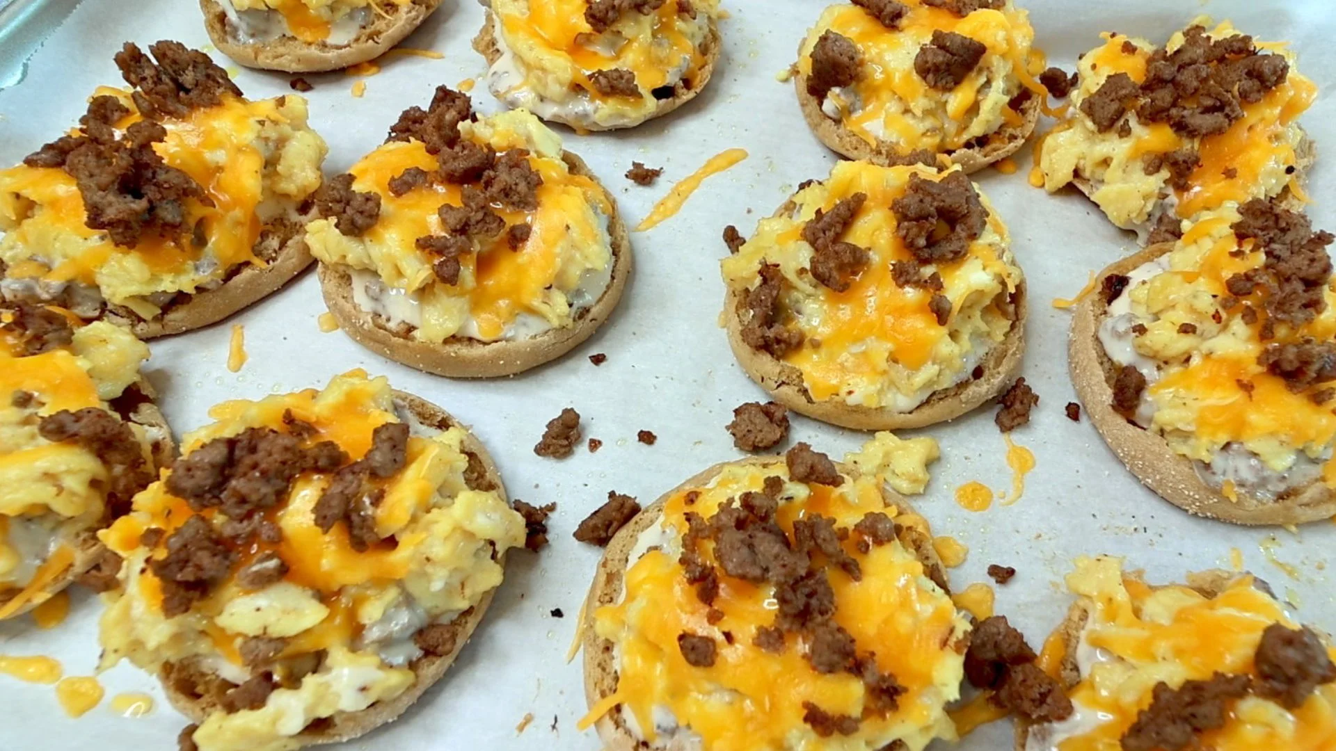 HIGH-PROTEIN English Muffin Breakfast Pizza🥚🧀🍕