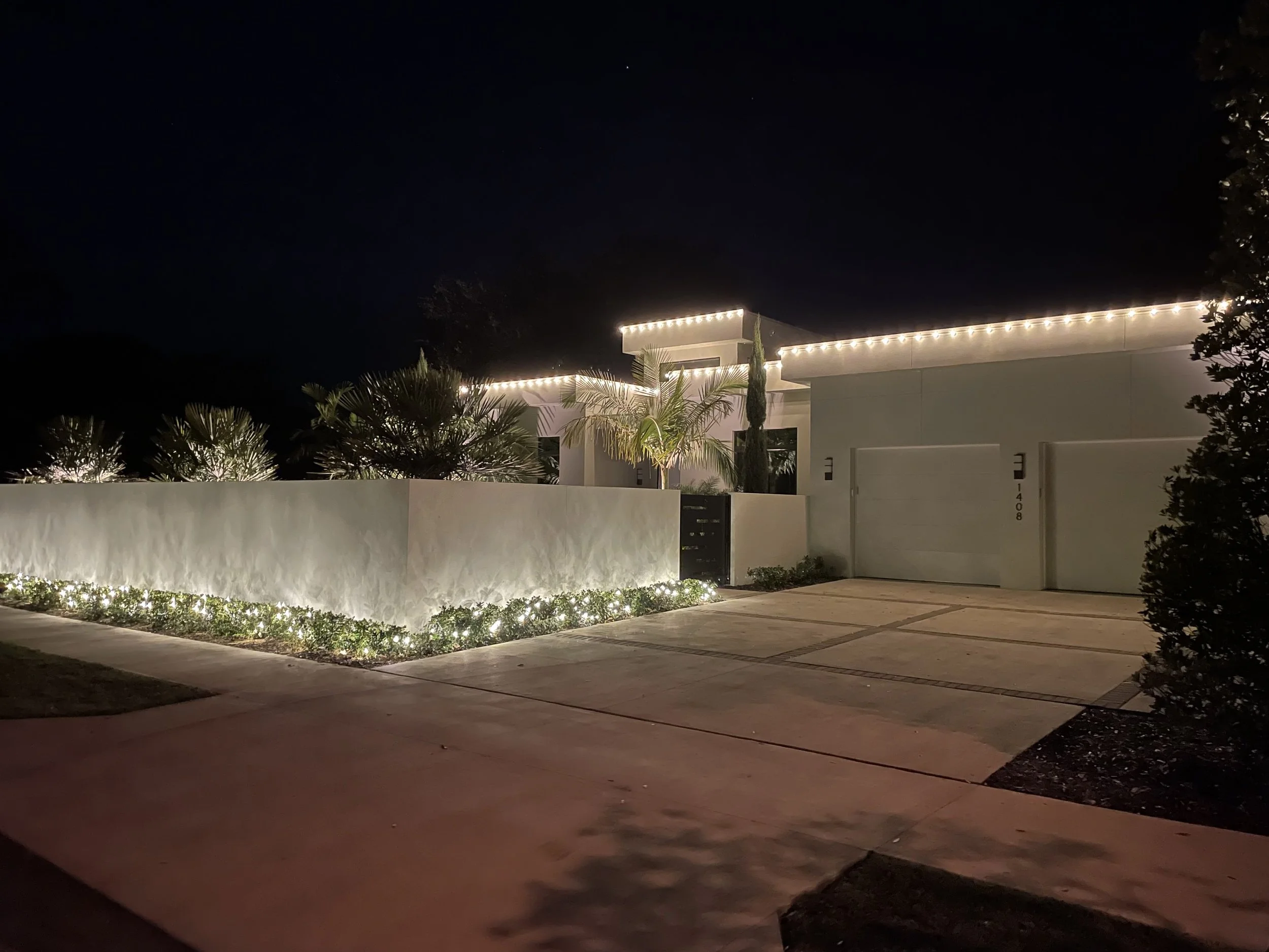 Sarasota Holiday Lighting - Lighting experts in Sarasota Florida  - Roofline, Palm tree and house Lighting