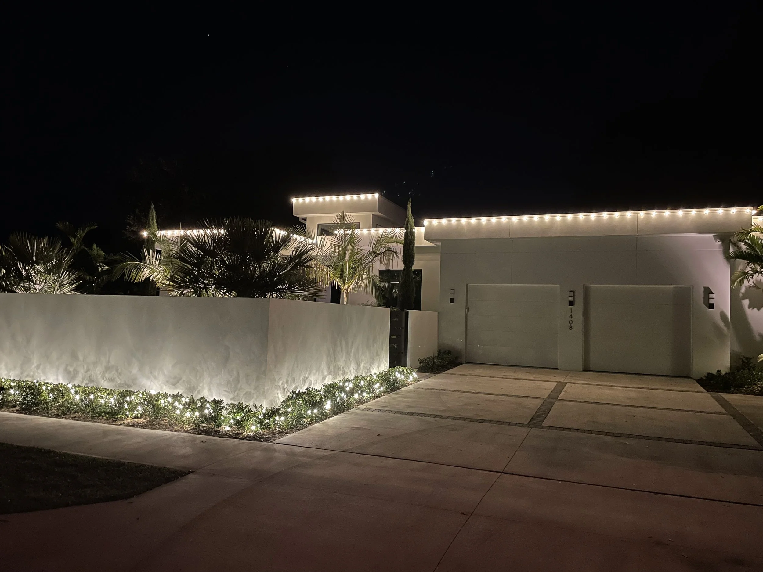 Sarasota Holiday Lighting - Lighting experts in Sarasota Florida  - Roofline, Palm tree and house Lighting
