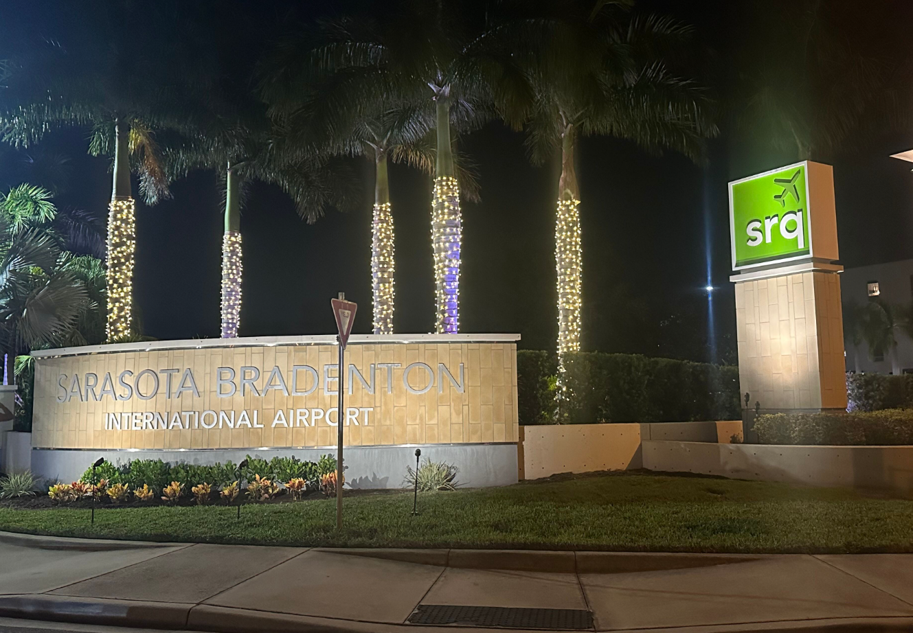 Sarasota Holiday Lighting - Lighting experts in Sarasota Florida  - Roofline, Palm tree and house Lighting