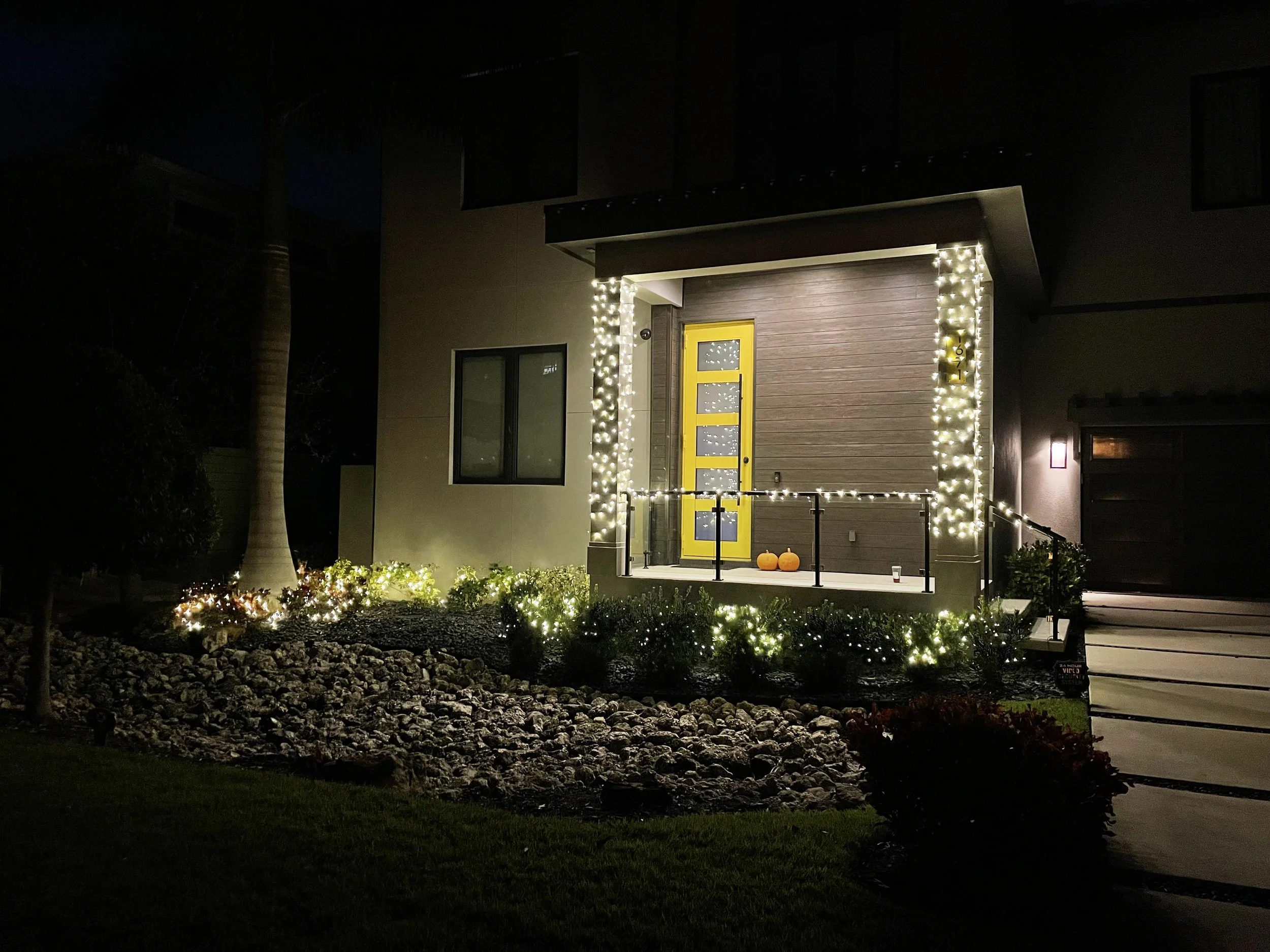 Sarasota Holiday Lighting - Lighting experts in Sarasota Florida  - Roofline, Palm tree and house Lighting
