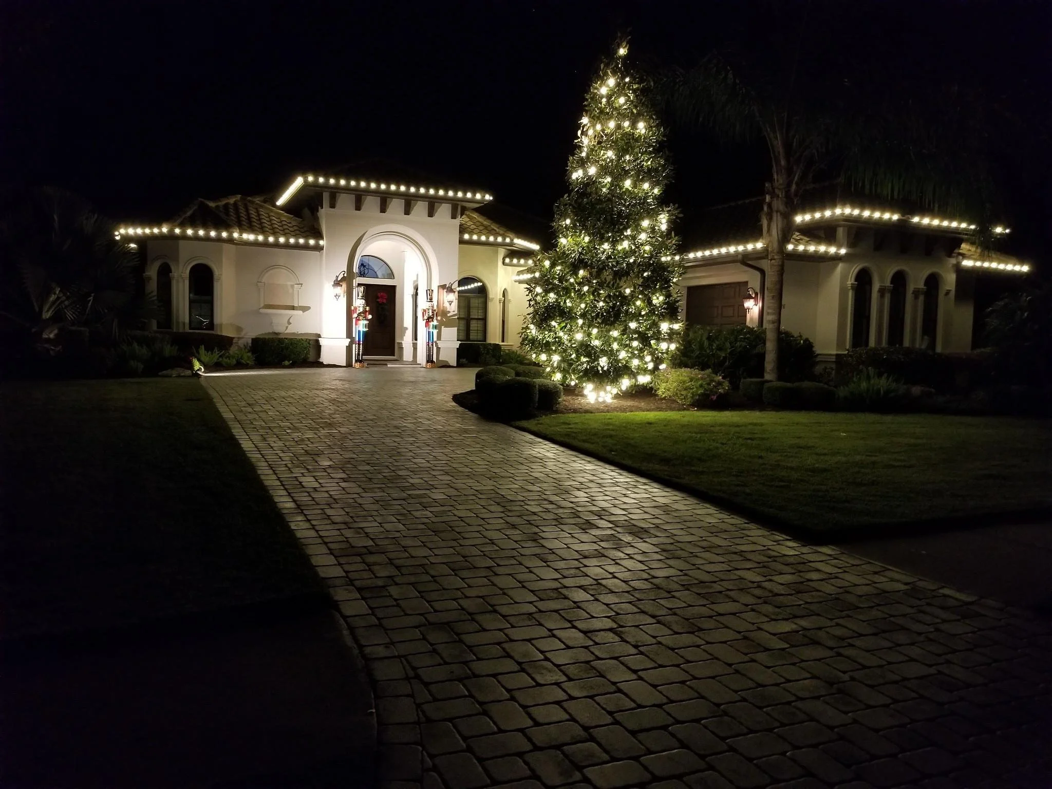 Sarasota Holiday Lighting - Roofline lights 