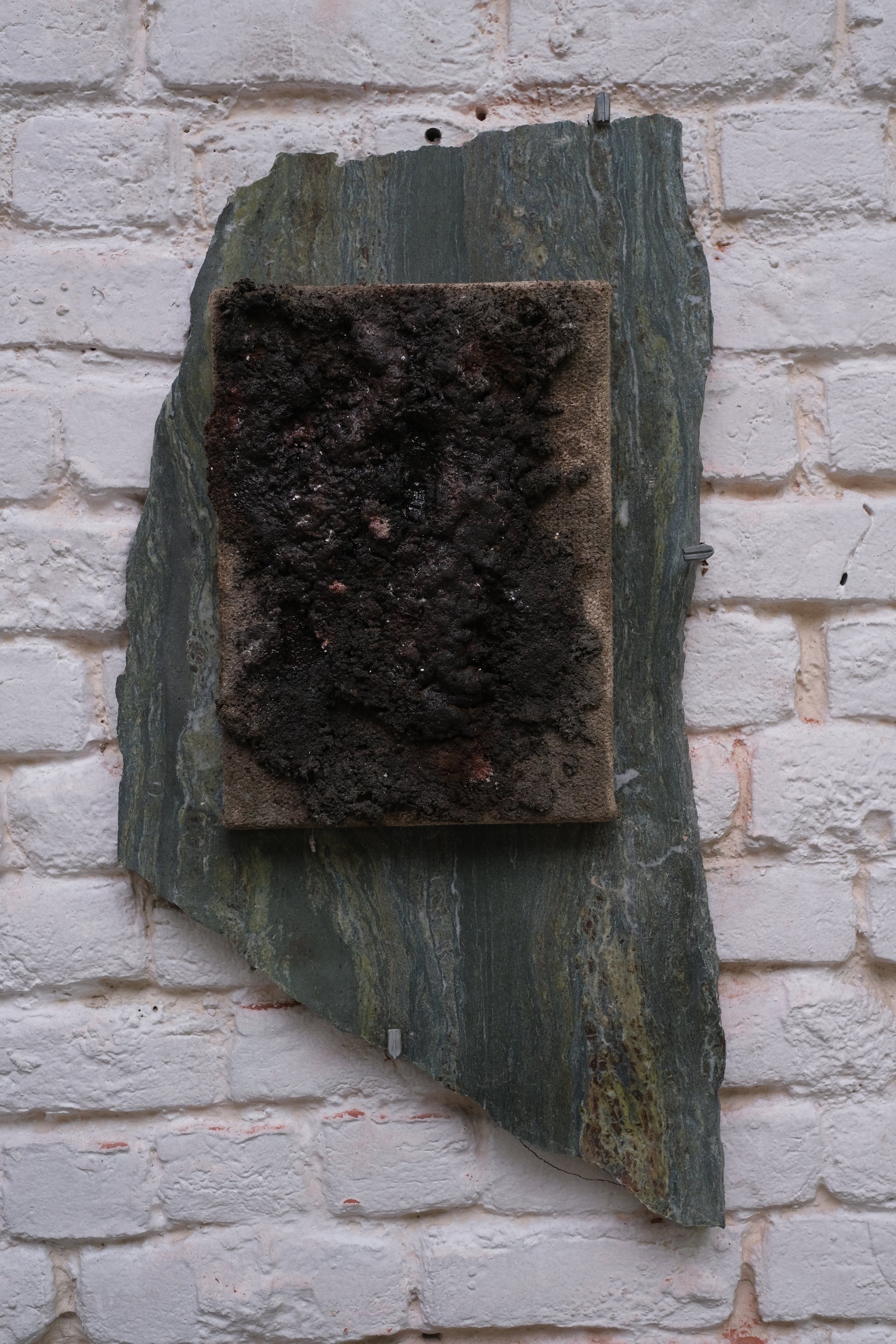 ishi djuu
mixed media ( shellac,copal, dammar), natural rubber, mineral pigments on reclaimed linen
40x40cm
02/2025