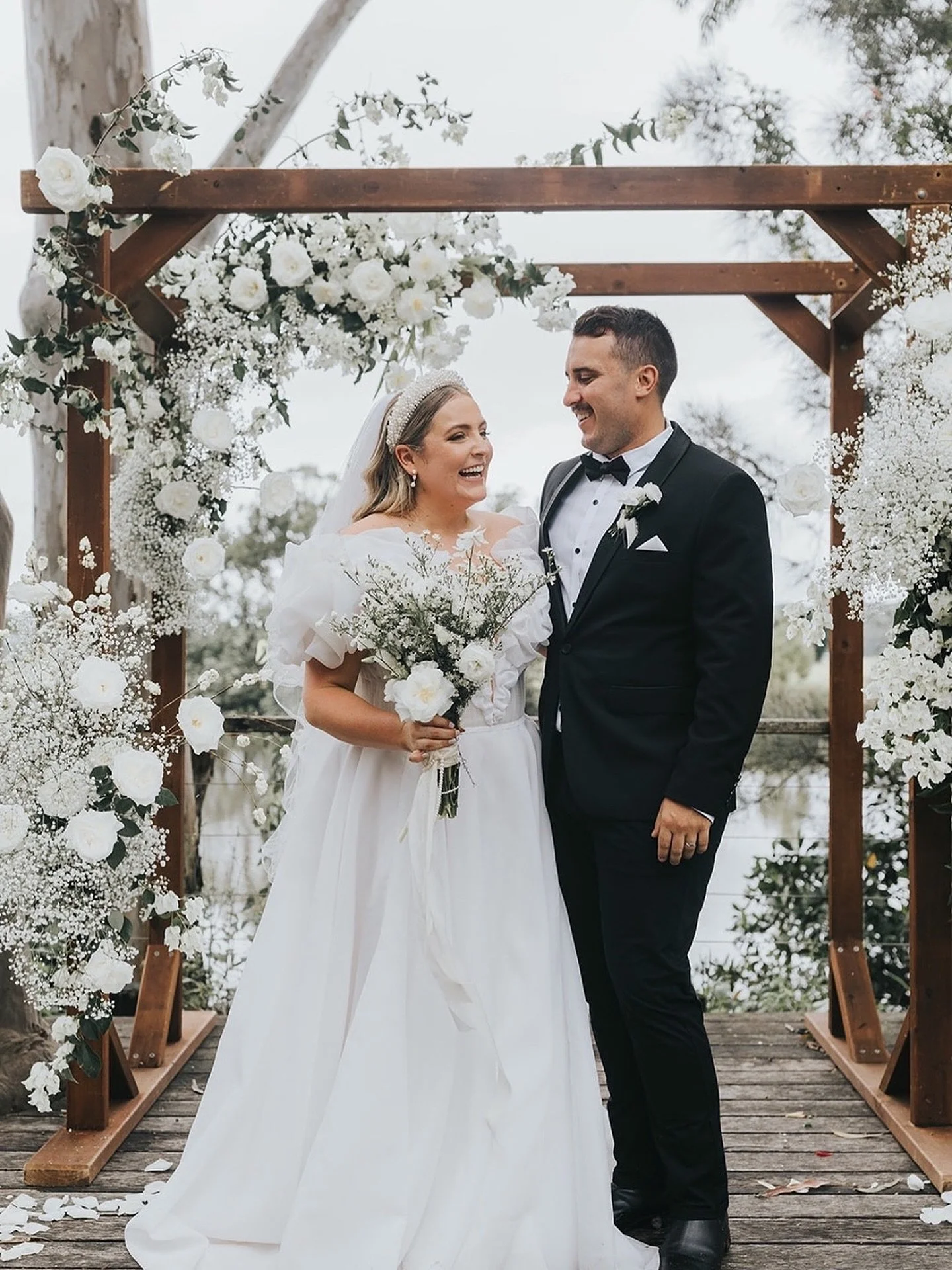 🤍
.
.
.
.
#weddingflowers #flowerlane #babiesbreathwedding #ceremony