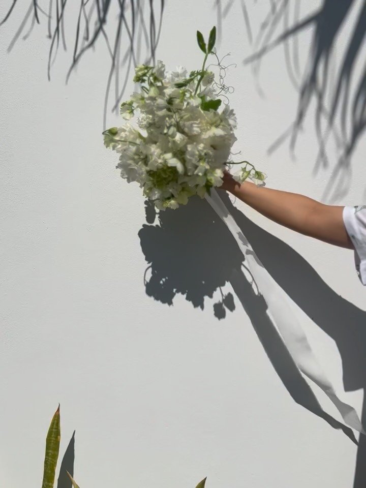🌬️
.
.
.
.
#weddingflowers #bridalboquet #sweetpea