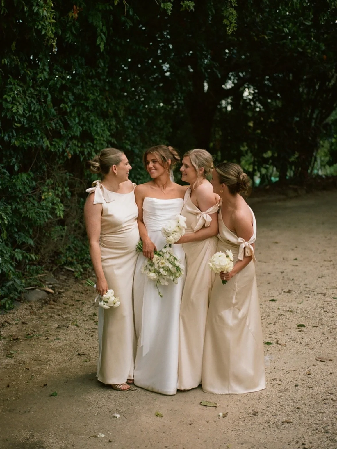 Pretty petals for the prettiest bridal crew ✨
.
.
.
.
#bridalflowersbouquet #flowerlane #byronwedding #weddingflowers