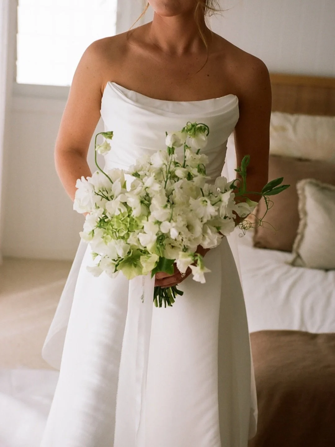 🕊️
.
.
.
.
#weddingbouquet #flowerlane #sweetpea #whiteandgreenbouquet #whiteandgreenwedding