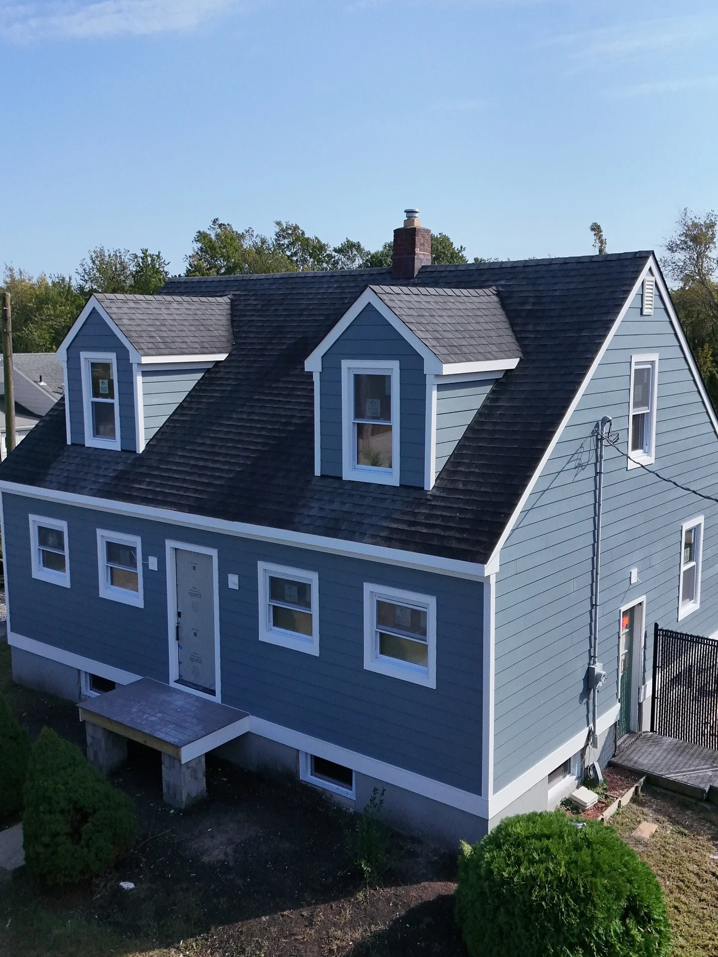 This Brick Township home shines in @jameshardie Boothbay Blue siding 🔷

Swipe to see this home before ➡️

#jameshardie #exteriordesign #bricknj #jerseyshorehomes #newjerseyhomes