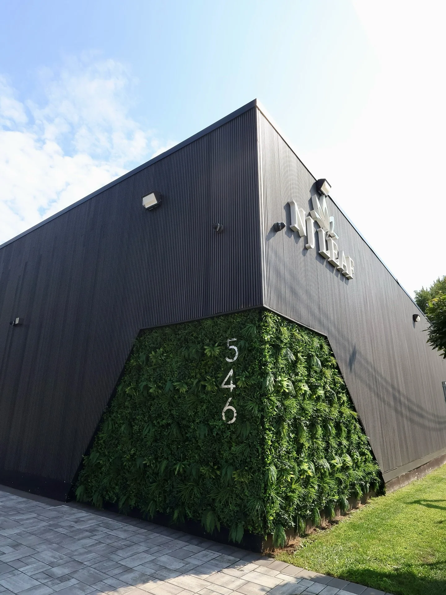Starting this Monday off with a fresh new look🌿 @newtechwood siding bringing sharp style to @njleaf_freehold 

#freeholdnj #dispensary #commericaldesign #newtechwood #exteriortransformation