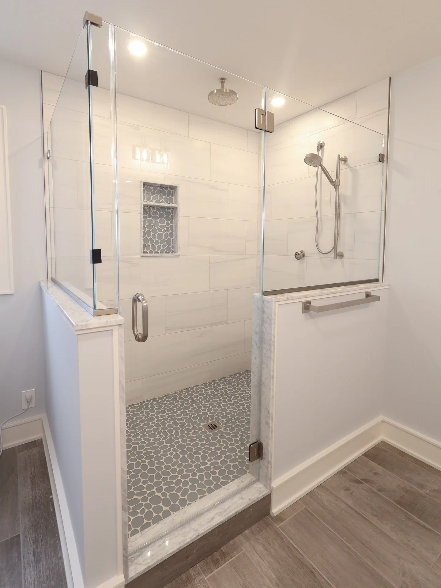 3 easy ways to bring coastal style into your home:

1️⃣ Bright, neutral color palette 
2️⃣ Natural coastal textures like driftwood or rattan
3️⃣ Plenty of light and open space for a breezy feel

#coastalhome #bathroominspirations #coastalliving #shor