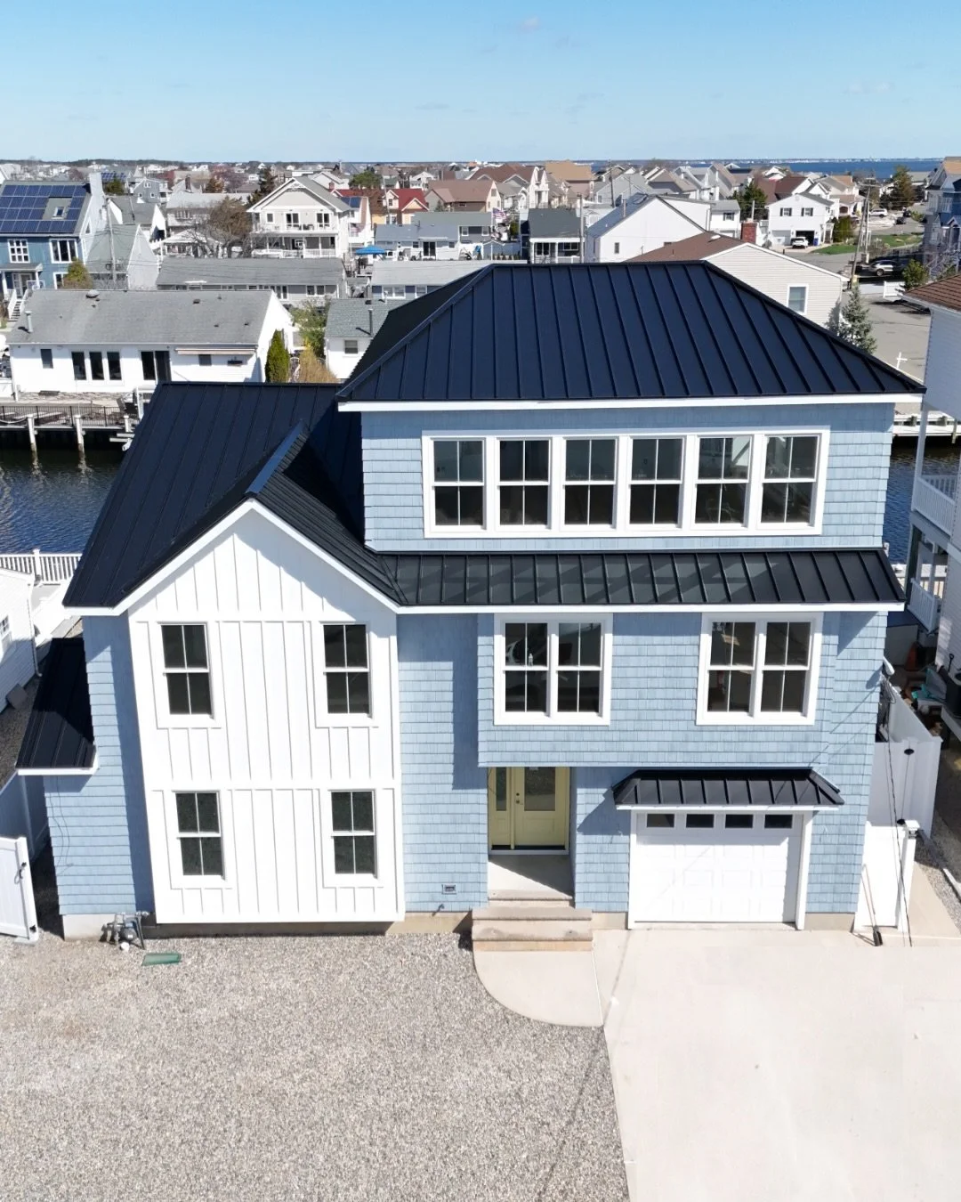 Waterfront home + standing seam metal roof + @proviaproducts siding 😮&zwj;💨🌊

Collab with Capital Metals Incorporated 

#tomsriver #metalroofing #provia #newhomeconstruction