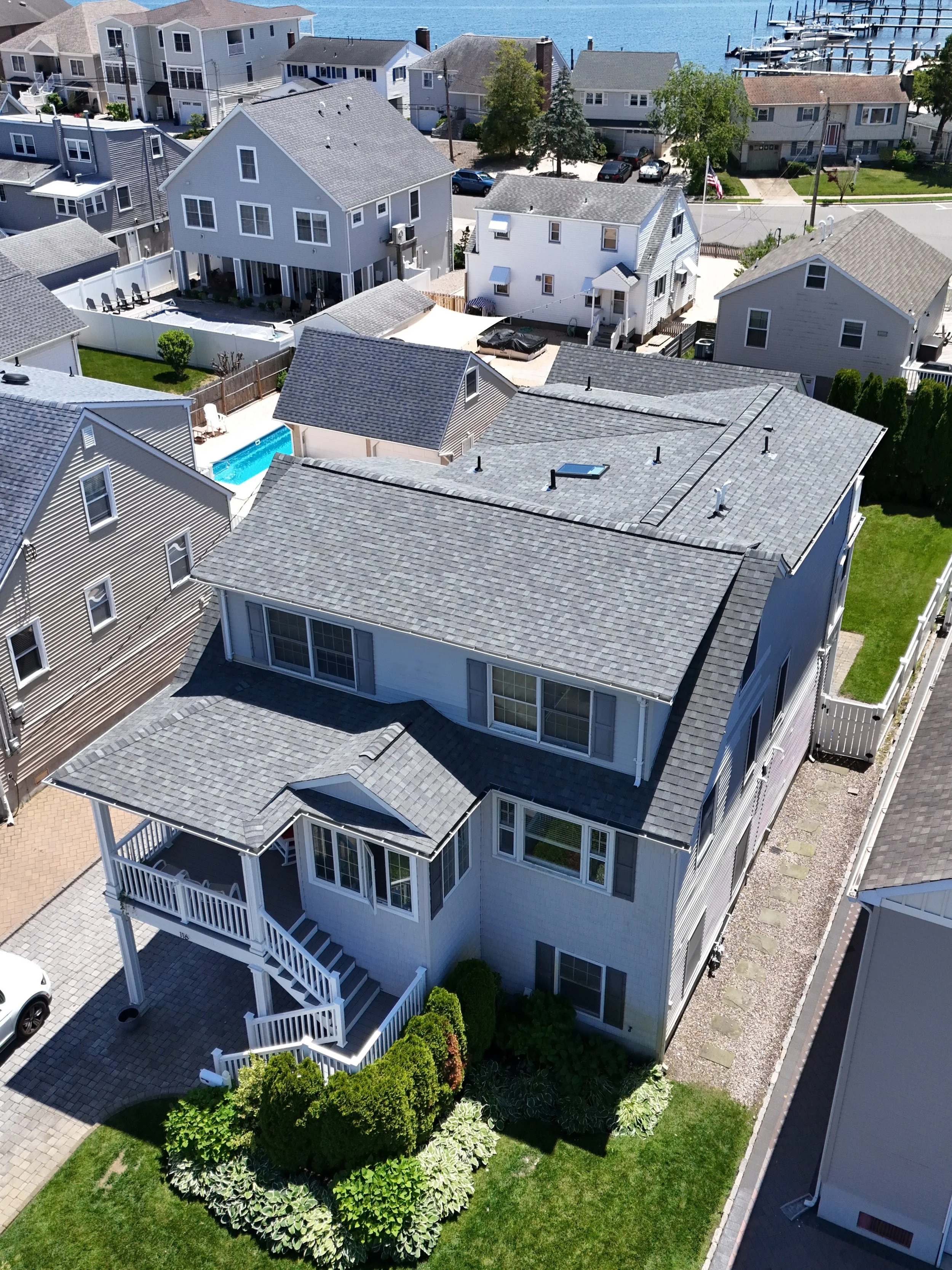 From shells to shingles.🐚 What once was a roof covered in dropped shells from seagulls is now a clean, quality install using @certainteed Landmark shingles in Georgetown grey.

#pointpleasantbeach #beforeandafter #newroof