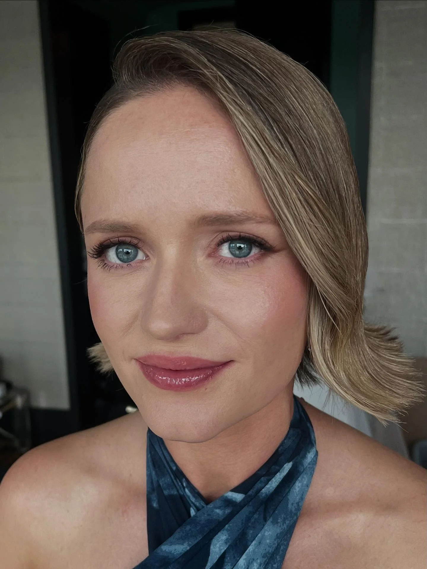 When the bridesmaid brings out the @rosiehw makeup inspo 💕 I love using a warm brown liner on blue eyes! #nofilter 

Hair @bridalbycatmorales