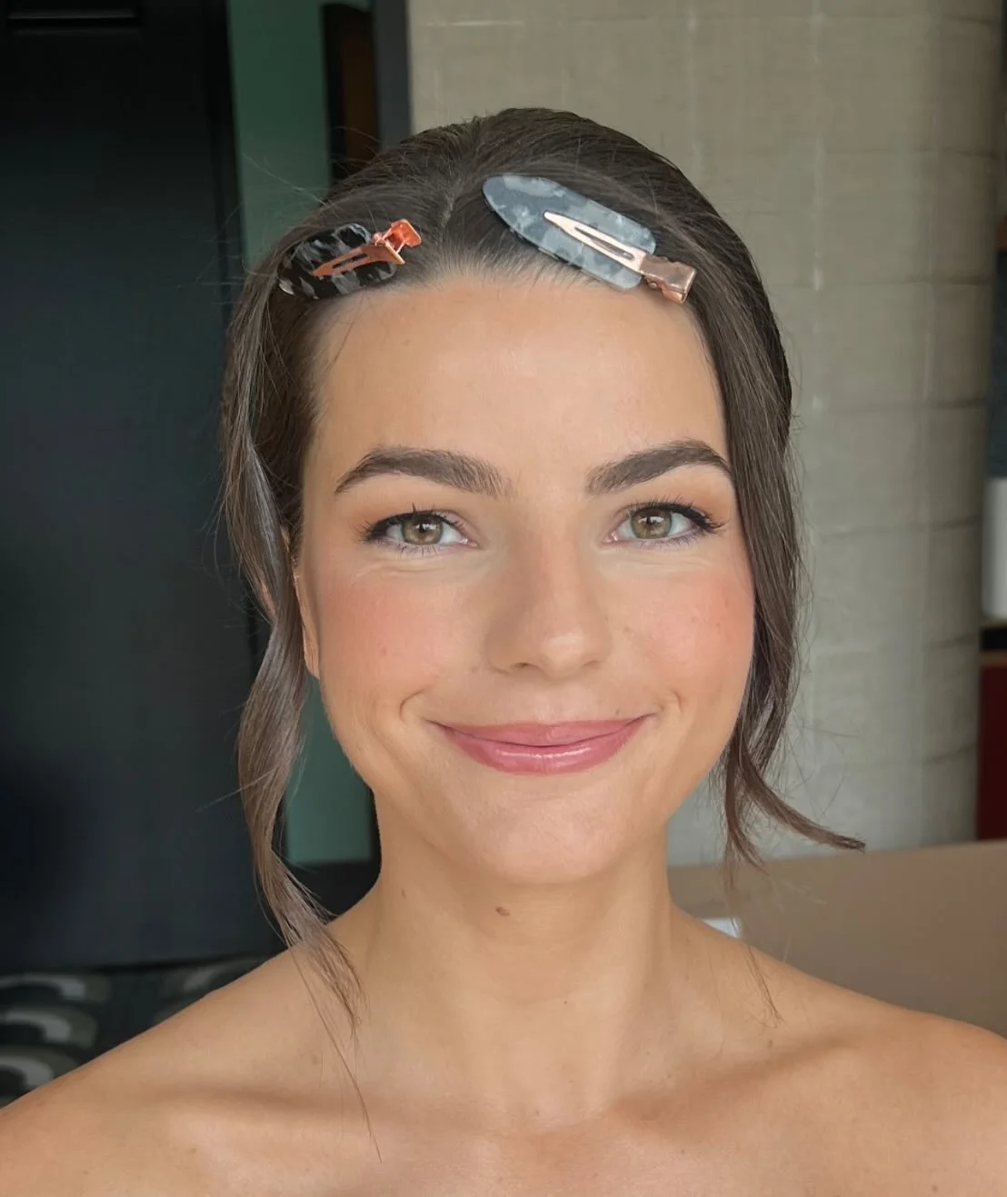 Beautiful, Laura. Unfiltered and radiating natural bridal glow. These are my favourite looks to create. All about flawless skin, attention to detail and subtlety perfecting your unique features. The light at this suite in @thedrakehotel is my absolut