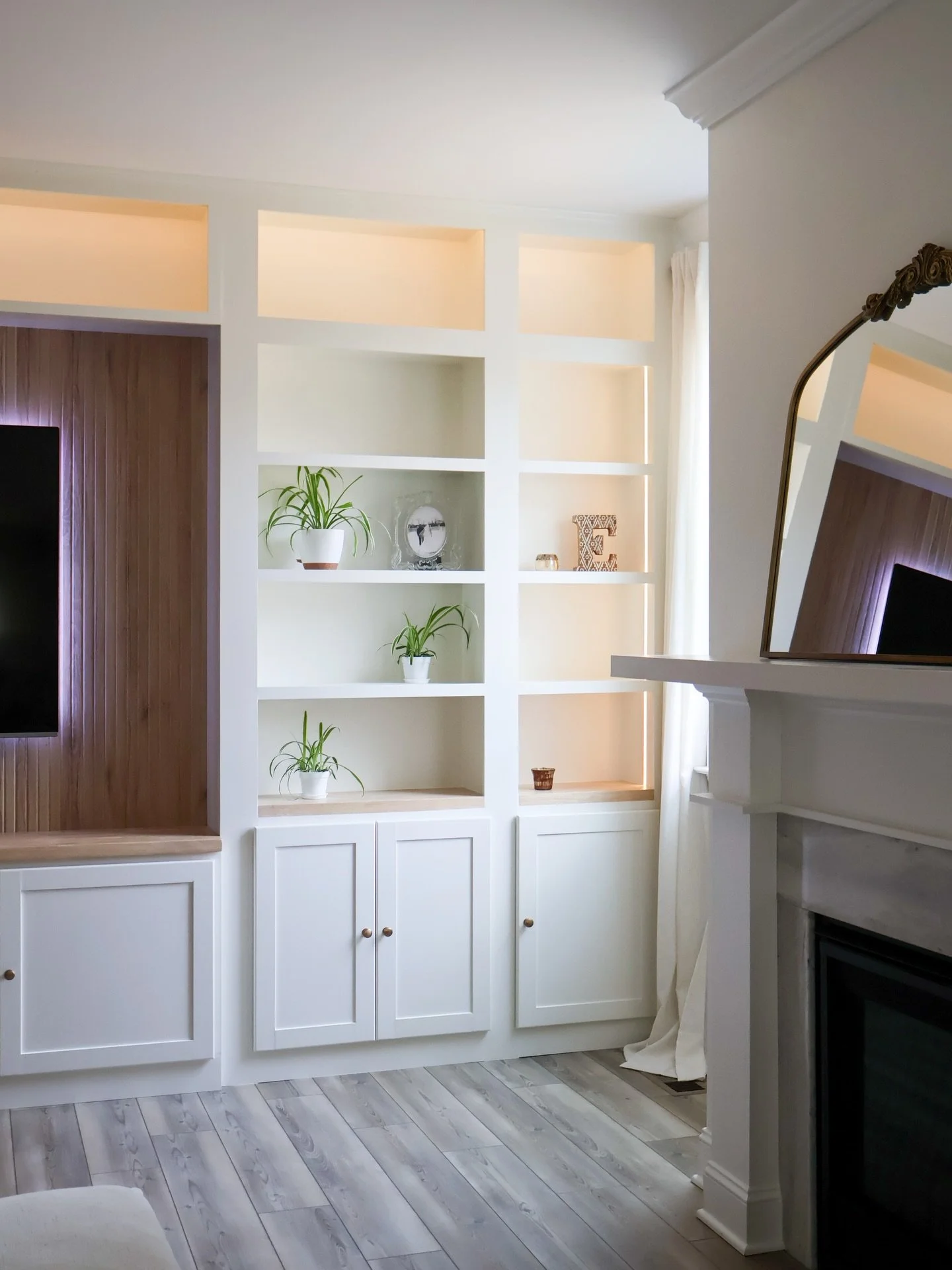Imagine a luxurious media wall that spans your entire living room&mdash;complete with shelves for books, curated storage, and soft-closing doors for a seamless feel. Crafted from high-quality materials, you choose the color that fits your style. Inte