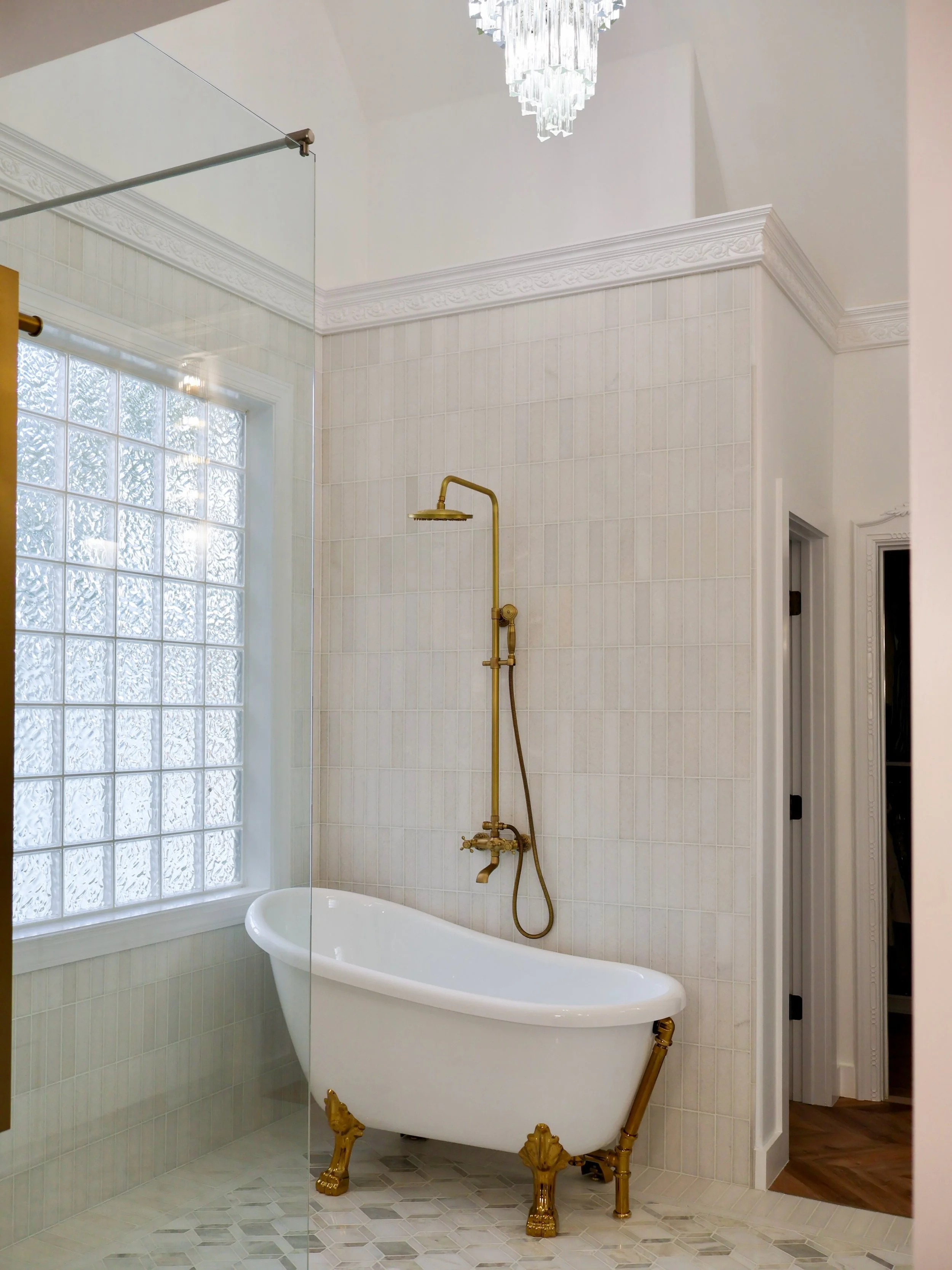 🚿✨ Complete Bathroom Renovation in Cary, NC

Marble countertops by @geosmarblegranite

Turnkey Bathroom Remodel by NuWave Construction

Transforming an outdated bathroom into a modern, spa-style retreat &mdash; this full renovation in Cary, NC inclu