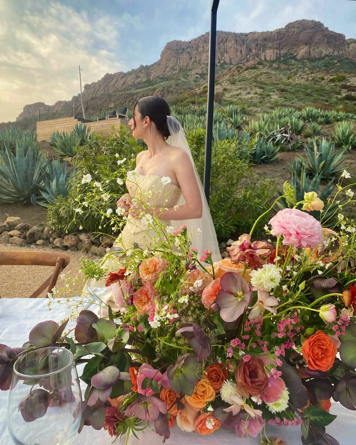 Obsessed with this guest shot of the bride and her florals 🦢 the perfect Malibu wedding