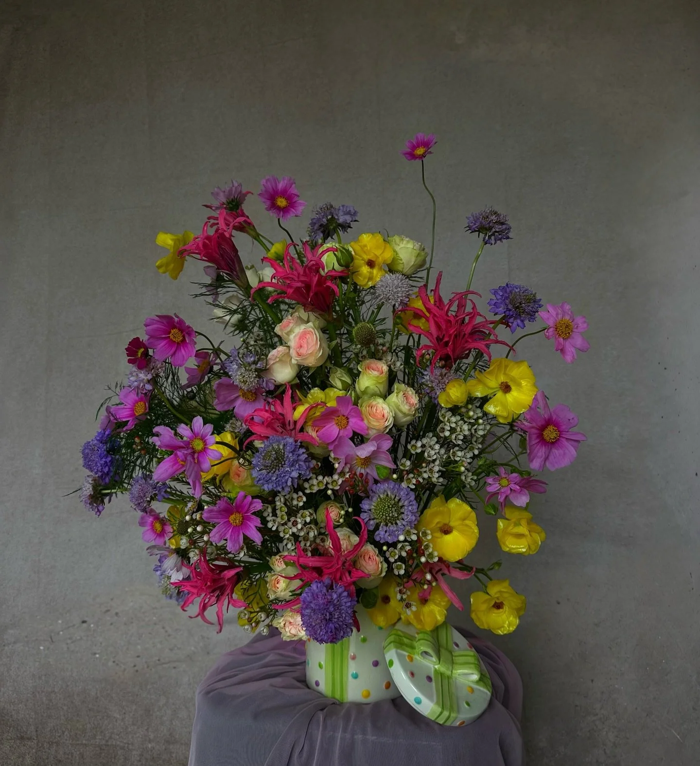 Such a delight planning the florals for this fabulous baby shower. Candy-inspired blooms to welcome a sweet baby girl 🍬 Congratulations to my wonderful clients and parents to be! 🍭🐣