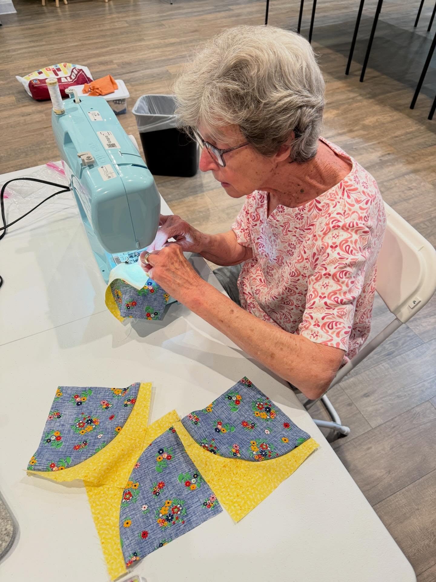 We had another great night at our block of the month class. Everyone learned how to piece curves and we had a fun time together.
I also picked up some beautiful dahlias from @local_republicmarket They brought in some really nice flowers and vegetable