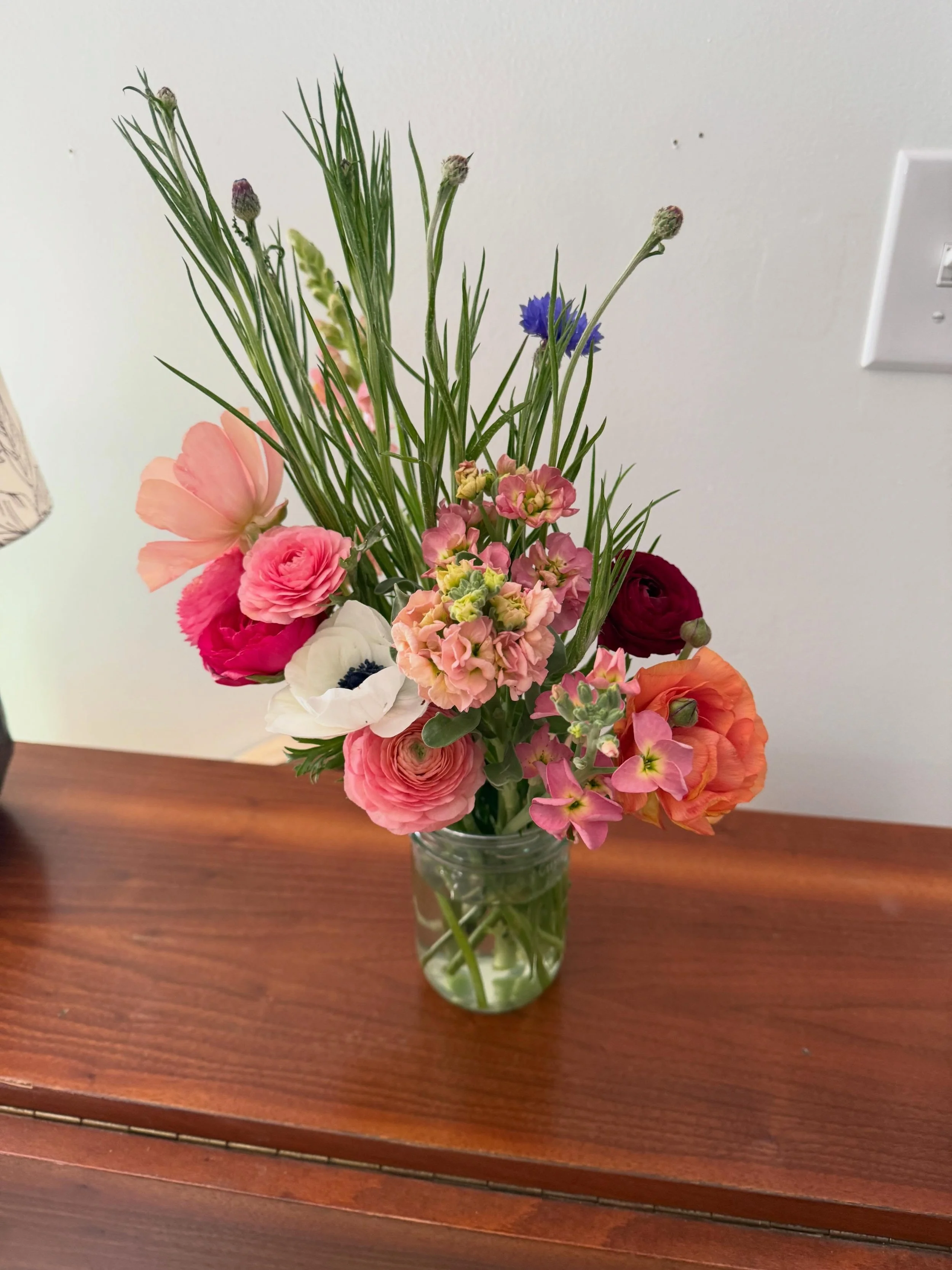 I got these beautiful flowers from my friend Hannah @calico.cottage.417 last night at the Republic Farmers Market. There is something really special about having fresh cut flowers in the house that brings a smile to my face.