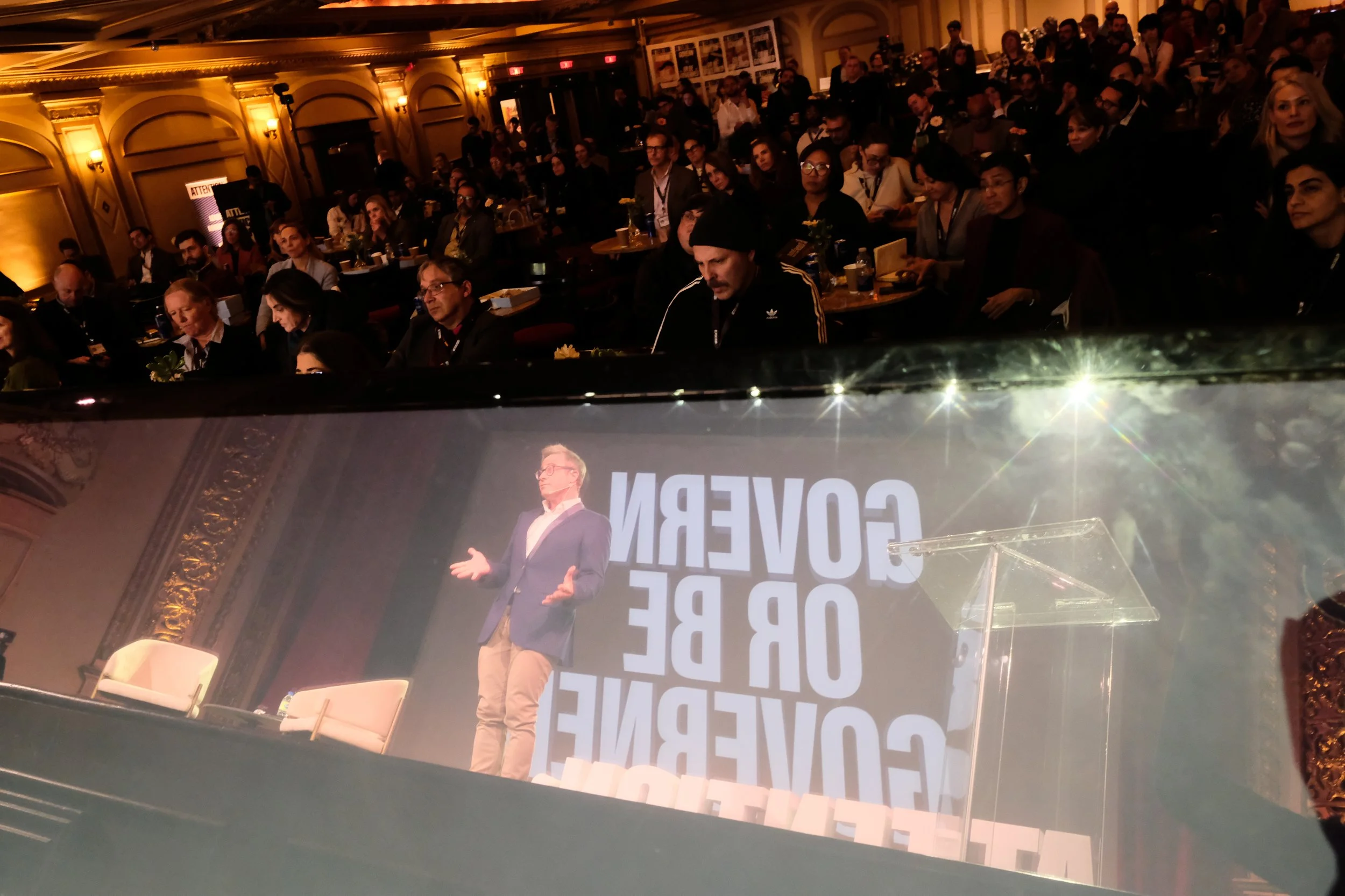 Taylor Owen, Founding Director of the Centre for Media, Technology and Democracy adresses an attentive audience. 