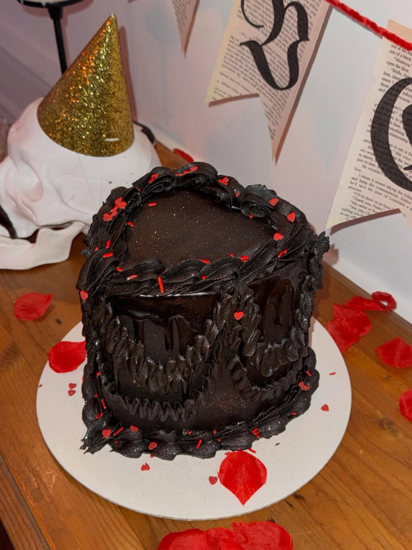 More photos of my vampire themed birthday cake! 

#buffythevampireslayer obsession is slowly dwindling and i thought this was a good way to close it out 

ALSO! If you live in Chicago and want to get some cute valentine&rsquo;s day gifts, join me @br