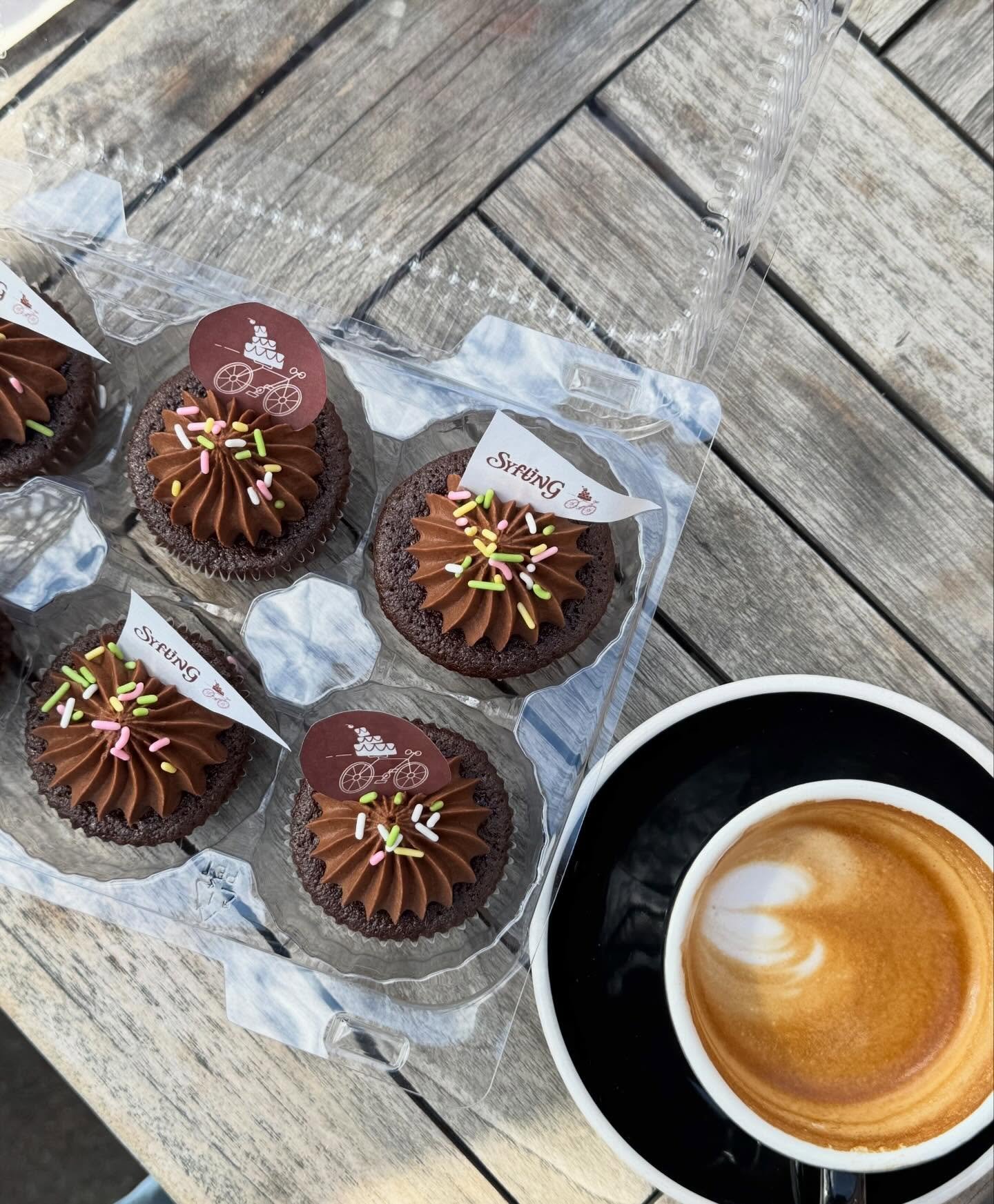 @syftingit will be launching this Wednesday! 

So happy I could make these cutie cupcakes for delivery testing! Chocolate on chocolate 💯 

Happy Sunday! 

#chicago #customcakeschicago #baker