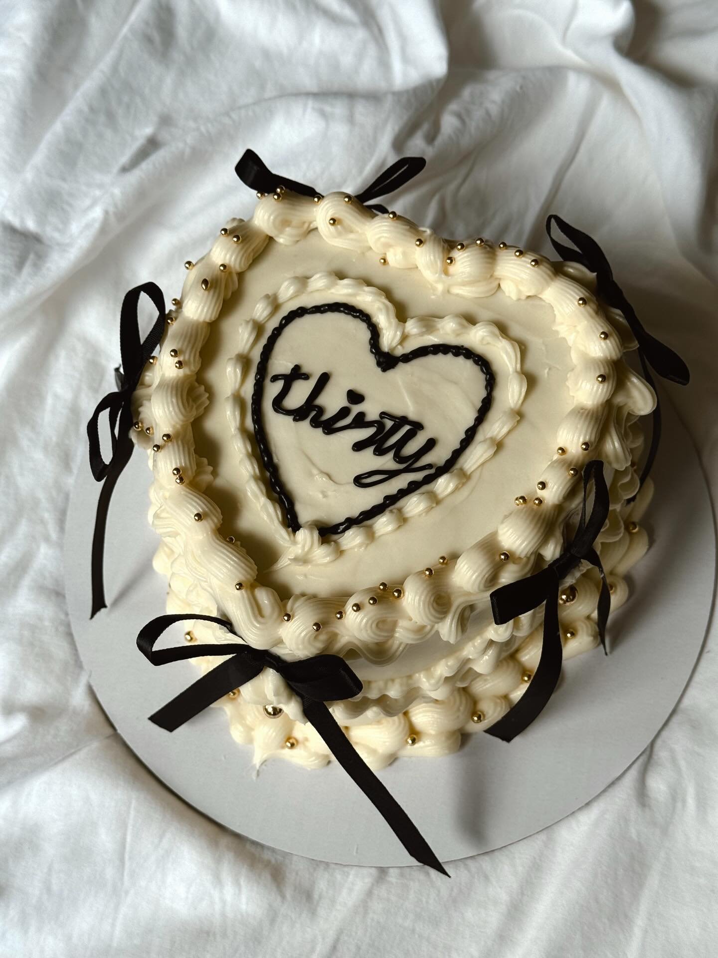 Sweet little birthday cake I had the pleasure of making! 

Vanilla cake with cream cheese frosting <3 

If you live in chicago and need a custom birthday cake or dessert order from me on syftingit.com!! link in bio! 

#chicago #birthdaycake #inspo