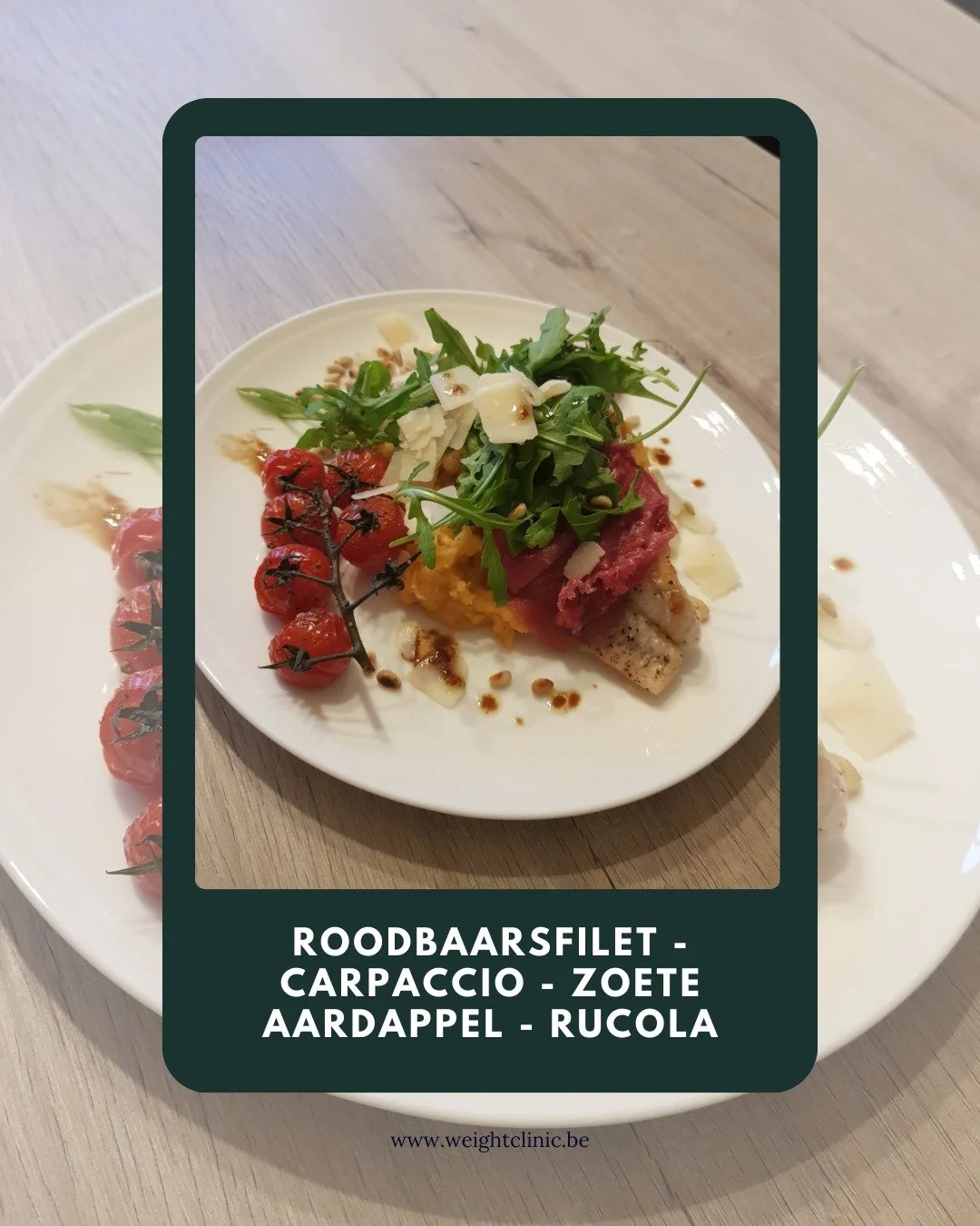 Ons elegant soepje laten we opvolgen door een verfijnd hoofdgerecht. Met onze roodbaarsfilet en rundscarpaccio geserveerd met smeu&iuml;ge zoete aardappelpuree, gepofte tomaat en pittige rucola, heb je een smaakbom op je bord. Laat Kerst maar komen! 