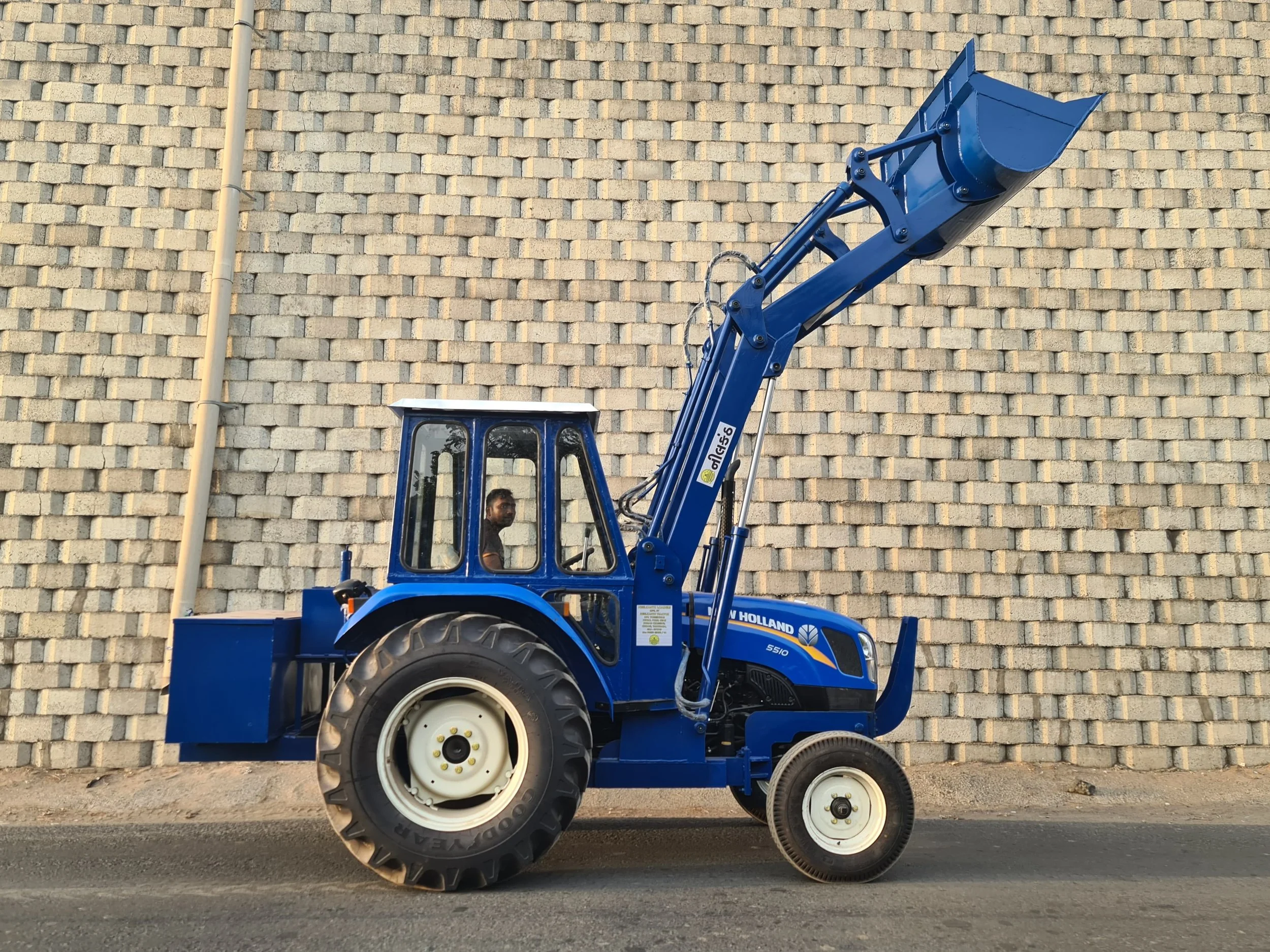 NH5510 HW LOADER WITH CABIN.jpeg