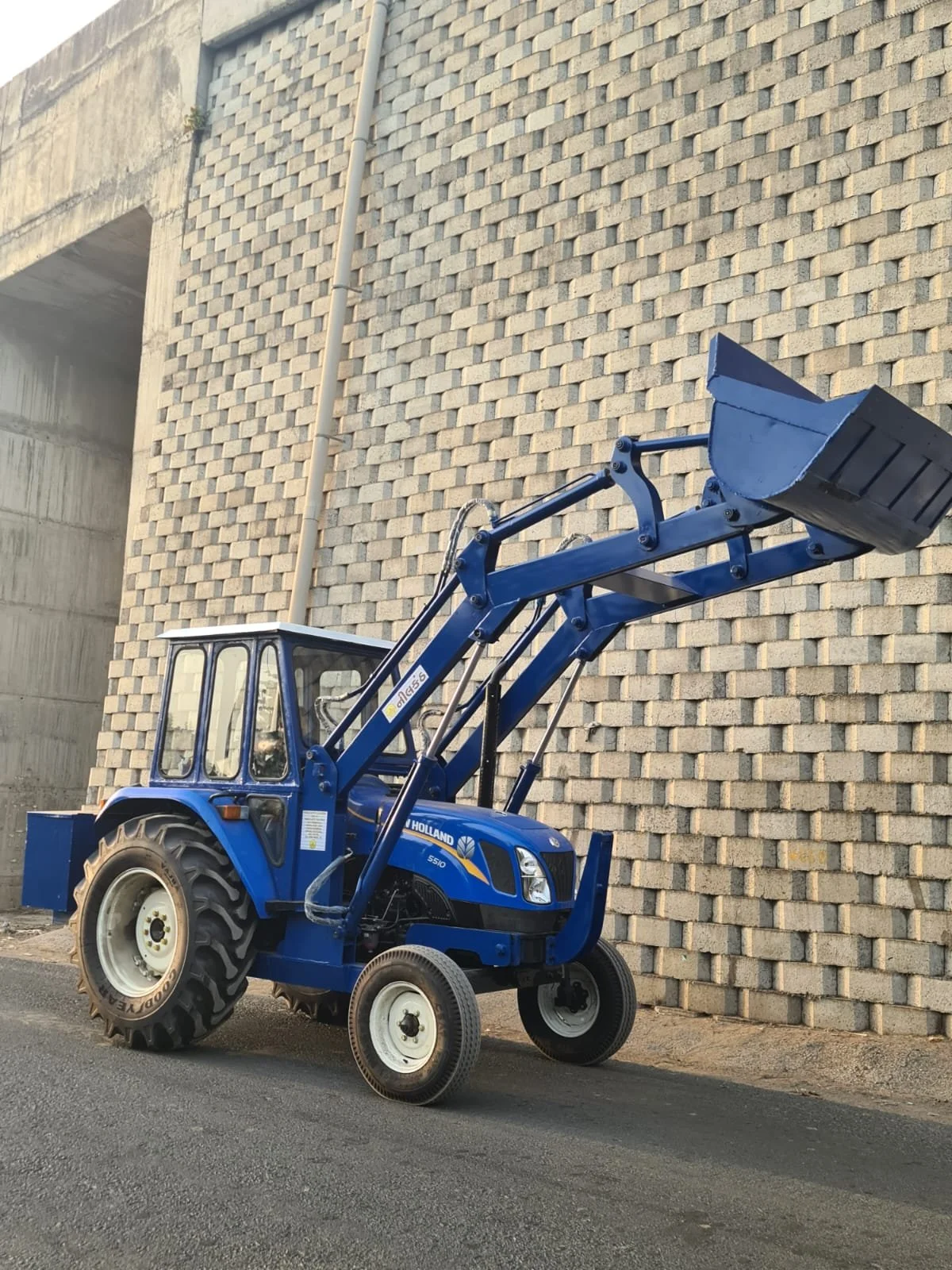 NH5510 HW LOADER WITH CABIN 2.jpeg