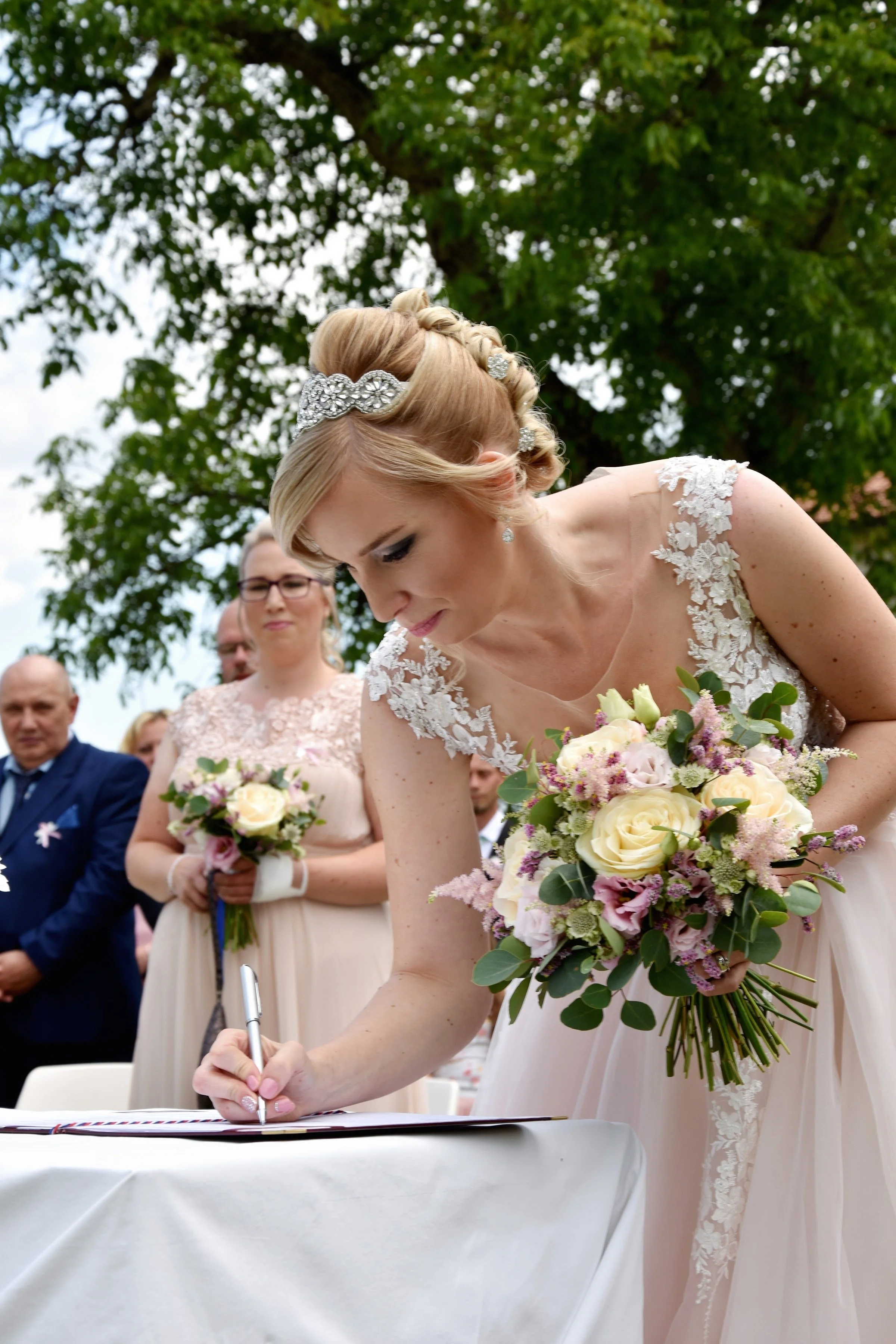 Novomanželé při portrétním svatebním focení na zámku Rochlov